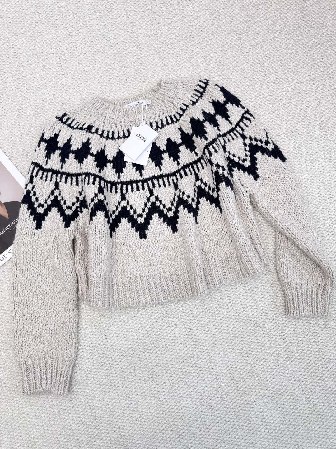 NO:623866,DIOR Fair Isle jacquard sweater, a winter poem of classics and craftsmanship, is inspired by the legendary pattern from Fair Isle, Scotland. This sweater perfectly combines classic style with modern elegance. The beige base tone is gentle and retro, and the patchwork black geometric jacquard on it tells the story.  The warmth and ingenuity of hand-knitting, every pattern is a tribute to traditional skills. The sweater is blended with top-quality natural fibers, and the details are authentic. The core component contains 46 rare Albaka alpaca wool, which gives the fabric an unusually soft feel and rich luster, and is highly matched.  The proportion of high-quality wool ensures warmth and stiffness, and the fabric is skin-friendly and delicate, bringing you a warm experience of being wrapped as light as a cloud. Whether paired with simple jeans for a casual holiday style, or layered with an elegant skirt or suit pants to create a refined urban look, this sweater can become the versatile core of your winter wardrobe. It is not only a cold-proof item, but also a work of art worth collecting. Size SML, dior, skirts, jeans, sweaters, business  suit,alexander wang19860909DIOR费尔岛提花毛衣,经典与工艺的冬日诗篇,以源自苏格兰费尔岛的传奇图案为灵感,这款毛衣将经典格调与现代优雅完美融合,米色底调温柔复古,其上错落有致的黑色几何提花诉说着手工编织的温度与匠心,每一处图案都是对传统技艺的致敬,毛衣甄选顶级天然纤维混纺,细节处见真章,核心成分包含46珍稀阿尔巴卡羊驼毛,赋予织物异常柔软的手感与丰盈光泽,搭配高比例优质羊毛,确保保暖性与挺括度,面料亲肤细腻,为您带来云朵般轻盈包裹的温暖体验,无论是搭配简约牛仔裤演绎休闲假日风格,还是与优雅半裙或西装裤叠穿,打造精致都市look,这件毛衣都能成为您冬日衣橱的百搭核心,它不仅是一件御寒单品,更是一件值得珍藏的艺术品.码数SML,,dior,skirts,jeans,sweaters,business suit,alexander wang,Women's clothing