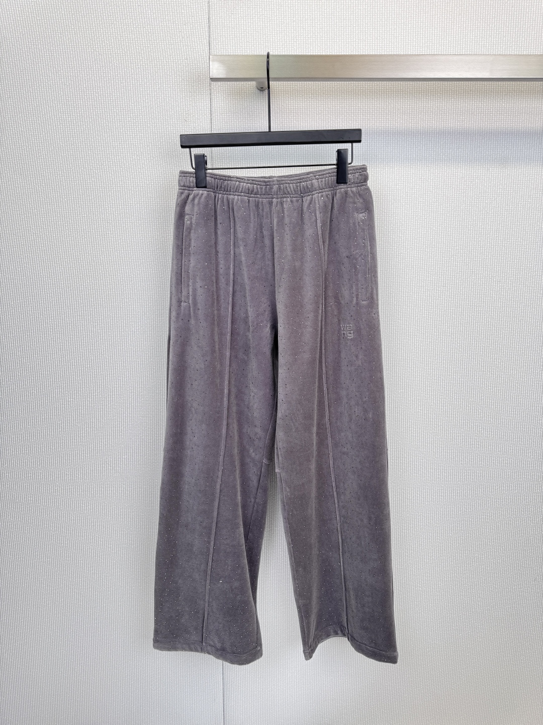 NO:623874,ALEXANDER  WANG Alexander King's velvet hot diamond suit, starry night, luxury and trendy attraction, breaking away from the shackles of tradition, Alexander Wang redefines the rules of street dressing with his iconic luxury sports style. This velvet hot diamond suit perfectly combines lazy leisure and uninhibited gorgeousness. It is the perfect match for night city and exquisite life.  Footnote, the suit is made of high-grade gray velvet fabric, with a soft and smooth texture. It shows subtle color changes under different lights and shadows. The biggest highlight is the fine hot-drilling process covering the whole body, just like the stars in the sky are embellished on the clothes. It is full of light when walking, and it bursts out of a powerful aura in a low-key manner. The front of the jacket is decorated with the brand's iconic  'WANG'  The word logo directly declares its extraordinary identity. The combination of a hooded jacket and loose wide-leg pants continues the brand's classic oversize tailoring, which combines comfort with a strong sense of style. The slightly flared trouser leg design adds a touch of retro modernity. The large front pockets of the jacket and the pants  The side pockets inside create a style while taking into account practicality. Whether worn as a fashionable inner layer, worn with a motorcycle jacket to add depth, or worn as a complete set with thick-soled sneakers or short boots, it can instantly make you the focus of the street, from high-end parties to trendy gatherings, and you can easily perform '  The supreme realm of 'effortless chic'. Size SML trousers,versace,alexander wang,boots,sneakers,jackets & coats,jackets & coats,hats,alexander wang19860909ALEXANDER WANG亚历山大王丝绒烫钻套装,暗夜星辉,奢潮引力,挣脱传统束缚,亚历山大王以标志性的奢华运动风,重新定义街头着装规则,这款丝绒烫钻套装,将慵懒的休闲感与不羁的华丽完美融合,是夜间都市与精致生活的绝佳注脚,套装采用高级灰色丝绒面料,质感柔软垂顺,于不同光影下呈现微妙色泽变化,最大亮点在于全身覆盖的精细烫钻工艺,宛如将漫天星辰缀于衣衫之上,行走间流光溢彩,低调中迸发强大气场,外套正面饰有品牌标志性的 “WANG” 字样徽标,直截了当地宣告其不凡身份,连帽外套与宽松阔腿裤的搭配,延续了品牌经典的Oversize剪裁,兼具舒适度与强大造型感,微喇裤脚设计,更添一丝复古摩登气息,外套的前置大口袋与裤装的侧边口袋,在营造风格的同时兼顾实用性,无论是作为时尚内搭,外搭机车夹克增添层次,或是直接整套穿着,搭配厚底运动鞋或短靴,它都能让你即刻成为街头焦点,从高端派对到潮流聚会,轻松演绎“ effortless chic ”的至高境界. 码数SML 长裤,,versace,alexander wang,boots,sneakers,jackets & coats,jackets & coats,hats,alexander wang,Women's clothing