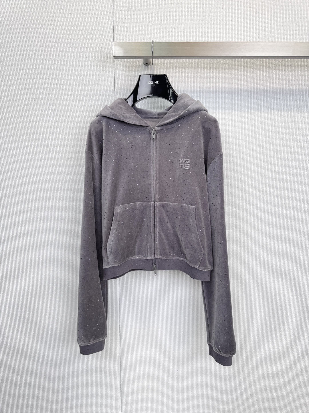 NO:623877,ALEXANDER  WANG Alexander King's velvet hot diamond suit, starry night, luxury and trendy attraction, breaking away from the shackles of tradition, Alexander Wang redefines the rules of street dressing with his iconic luxury sports style. This velvet hot diamond suit perfectly combines lazy leisure and uninhibited gorgeousness. It is the perfect match for night city and exquisite life.  Footnote, the suit is made of high-grade gray velvet fabric, with a soft and smooth texture. It shows subtle color changes under different lights and shadows. The biggest highlight is the fine hot-drilling process covering the whole body, just like the stars in the sky are embellished on the clothes. It is full of light when walking, and it bursts out of a powerful aura in a low-key manner. The front of the jacket is decorated with the brand's iconic  'WANG'  The word logo directly declares its extraordinary identity. The combination of a hooded jacket and loose wide-leg pants continues the brand's classic oversize tailoring, which combines comfort with a strong sense of style. The slightly flared trouser leg design adds a touch of retro modernity. The large front pockets of the jacket and the pants  The side pockets inside create a style while taking into account practicality. Whether worn as a fashionable inner layer, worn with a motorcycle jacket to add depth, or worn as a complete set with thick-soled sneakers or short boots, it can instantly make you the focus of the street, from high-end parties to trendy gatherings, and you can easily perform '  The supreme realm of “effortless chic”. SML jackets,versace,alexander wang,boots,sneakers,jackets & coats,jackets & coats,hats,alexander wang19860909ALEXANDER WANG亚历山大王丝绒烫钻套装,暗夜星辉,奢潮引力,挣脱传统束缚,亚历山大王以标志性的奢华运动风,重新定义街头着装规则,这款丝绒烫钻套装,将慵懒的休闲感与不羁的华丽完美融合,是夜间都市与精致生活的绝佳注脚,套装采用高级灰色丝绒面料,质感柔软垂顺,于不同光影下呈现微妙色泽变化,最大亮点在于全身覆盖的精细烫钻工艺,宛如将漫天星辰缀于衣衫之上,行走间流光溢彩,低调中迸发强大气场,外套正面饰有品牌标志性的 “WANG” 字样徽标,直截了当地宣告其不凡身份,连帽外套与宽松阔腿裤的搭配,延续了品牌经典的Oversize剪裁,兼具舒适度与强大造型感,微喇裤脚设计,更添一丝复古摩登气息,外套的前置大口袋与裤装的侧边口袋,在营造风格的同时兼顾实用性,无论是作为时尚内搭,外搭机车夹克增添层次,或是直接整套穿着,搭配厚底运动鞋或短靴,它都能让你即刻成为街头焦点,从高端派对到潮流聚会,轻松演绎“ effortless chic ”的至高境界. 码数SML 外套,,versace,alexander wang,boots,sneakers,jackets & coats,jackets & coats,hats,alexander wang,Women's clothing