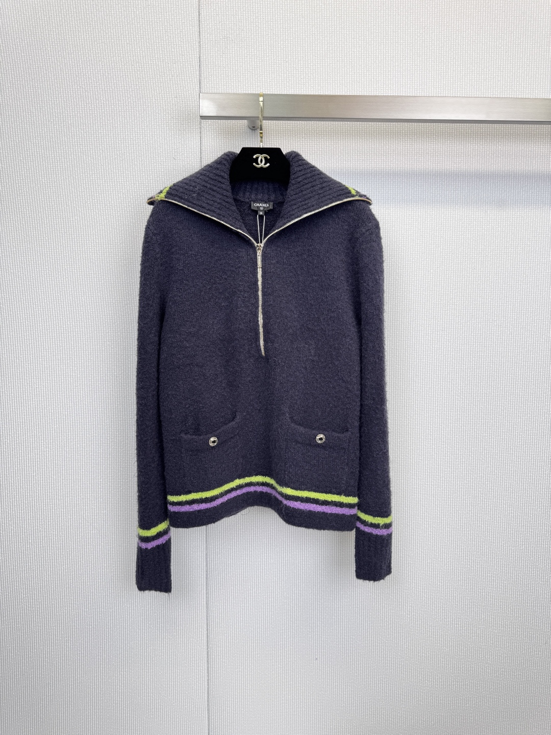 NO:623863,CHANEL's new two-color zipper cardigan interprets contemporary elegance with soft knitting, and delicately reconstructs sports and leisure style. It uses carefully selected materials to enjoy a luxurious and skin-friendly texture. The main fabrics are 54 rare cashmere, 29 alpaca wool, and 17 silk. It is light and smooth. It is wrapped in ribbed cashmere and has a certain amount of elasticity. Iconic design outlines a modern silhouette. A half-open zipper stand collar makes it easy to switch between styles.  Elegant and casual, the side seam pockets are embellished with classic buttons, combining practicality and beauty. The contrasting ribbing on the cuffs and hem echoes the brand's two-color aesthetics. It can be worn multiple times to unlock a variety of styles. The dark gray model is calm and versatile, while the white model is fresh and elegant. It can be used from casual holidays to high-end social occasions. Size SML, chanel, alexander  wang19860909CHANEL新款双色拉链开衫,以柔软针织诠释当代优雅,将运动休闲风精致重构,臻选材质,奢享亲肤质感,主面料54珍稀羊绒、29羊驼毛、17丝,轻盈柔滑,罗纹饰边羊绒包裹,松紧有度,标志性设计,勾勒摩登轮廓,半开拉链立领,轻松切换优雅与随性,侧缝口袋缀以经典纽扣,实用性与美感兼具,袖口及下摆对比色罗纹,呼应品牌双色美学,一衣多穿,解锁多样风格,深灰款沉稳百搭,白色款清新雅致,从休闲假日到高端社交场合,皆游刃有余.码数SML,,chanel,alexander wang,Women's clothing