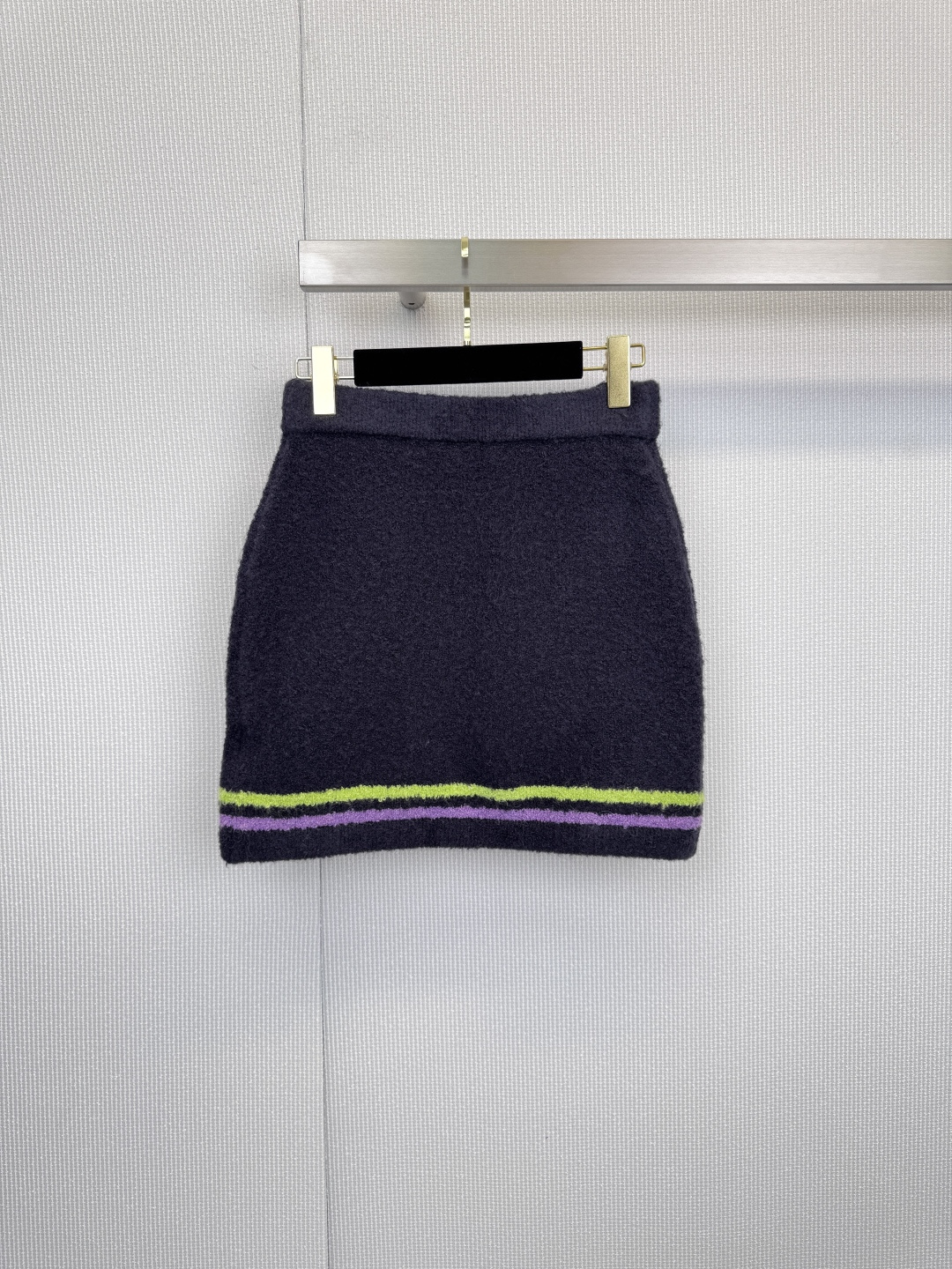 NO:623871,Chanel's classic knitted skirt, luxurious material and modern design, simple yet detailed A-line skirt, decorated with symmetrical patch pockets and silver buttons on the front, embellished with exquisite outlines, the main color is calm and versatile, perfect for daily and occasion dressing needs, a bright green and lavender contrasting stripe on the skirt instantly jumps the vision, injecting modern vitality into the classic design, the subtleties show Chanel's avant-garde ingenuity, using high-end blended materials  Create a skin-friendly texture, the main fabric is 67% cashmere, 20% alpaca hair, 13% mulberry silk. Every inch of the fabric interprets a low-key and luxurious wearing experience. This skirt is not only a single item, but also a declaration of exquisite life. Whether paired with a simple sweater or a classic brand jacket, it can easily create a calm and elegant modern image. Size SML,,chanel,chanel,skirts,jackets  & coats,alexander wang19860909Chanel经典针织半裙,奢华材质与摩登设计,简约而不失细节的A字半裙,正面饰以对称贴袋与银色纽扣,点缀出精致轮廓,主色调沉稳百搭,完美契合日常与场合着装需求,裙摆处一抹亮绿与淡紫的对比色条纹,瞬间跃动视觉,为经典设计注入现代活力,细微之处,尽显香奈儿的前卫巧思,采用高端混纺材质打造亲肤质感,主体面料67山羊绒、20羊驼毛、13桑蚕丝、每一寸织物皆诠释低调奢华的穿着体验,这款半裙不仅是一件单品,更是对精致生活的宣言.无论是搭配简约针织衫或品牌经典外套,皆能轻松塑造出从容优雅的摩登形象.码数SML,,chanel,chanel,skirts,jackets & coats,alexander wang,Women's clothing