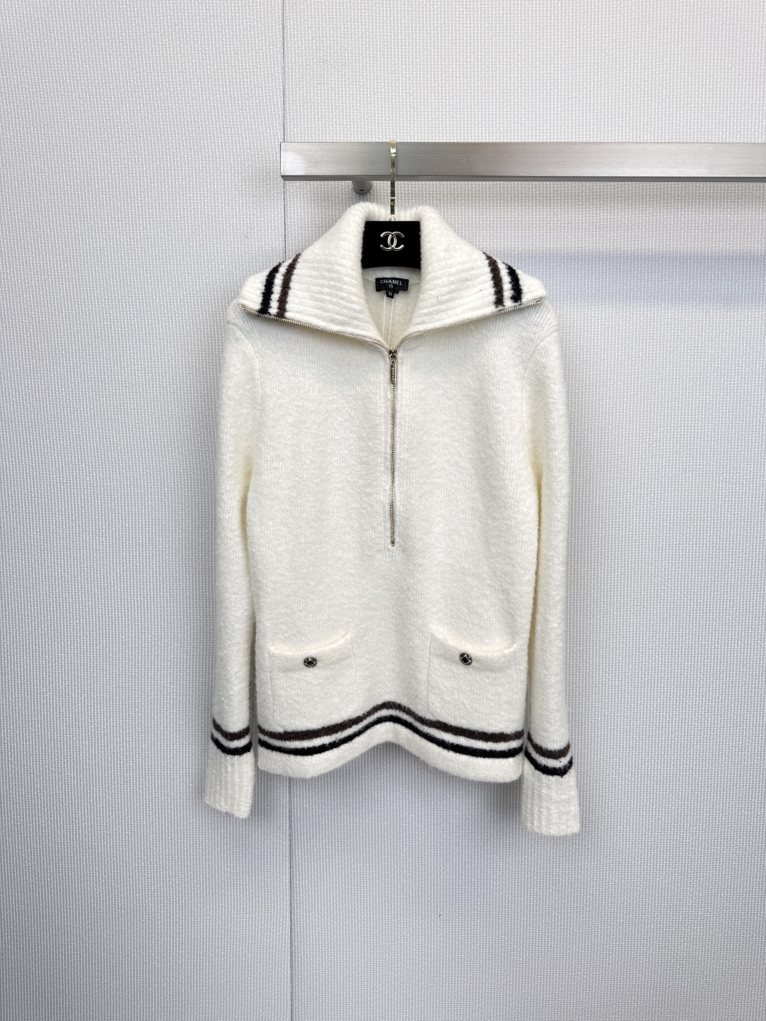 NO:623879,CHANEL's new two-color zipper cardigan interprets contemporary elegance with soft knitting, and delicately reconstructs sports and leisure style. It uses carefully selected materials to enjoy a luxurious and skin-friendly texture. The main fabrics are 54 rare cashmere, 29 alpaca wool, and 17 silk. It is light and smooth. It is wrapped in ribbed cashmere and has a certain amount of elasticity. Iconic design outlines a modern silhouette. A half-open zipper stand collar makes it easy to switch between styles.  Elegant and casual, the side seam pockets are embellished with classic buttons, combining practicality and beauty. The contrasting ribbing on the cuffs and hem echoes the brand's two-color aesthetics. It can be worn multiple times to unlock a variety of styles. The dark gray model is calm and versatile, while the white model is fresh and elegant. It can be used from casual holidays to high-end social occasions. Size SML, chanel, alexander  wang19860909CHANEL新款双色拉链开衫,以柔软针织诠释当代优雅,将运动休闲风精致重构,臻选材质,奢享亲肤质感,主面料54珍稀羊绒、29羊驼毛、17丝,轻盈柔滑,罗纹饰边羊绒包裹,松紧有度,标志性设计,勾勒摩登轮廓,半开拉链立领,轻松切换优雅与随性,侧缝口袋缀以经典纽扣,实用性与美感兼具,袖口及下摆对比色罗纹,呼应品牌双色美学,一衣多穿,解锁多样风格,深灰款沉稳百搭,白色款清新雅致,从休闲假日到高端社交场合,皆游刃有余.码数SML,,chanel,alexander wang,Women's clothing
