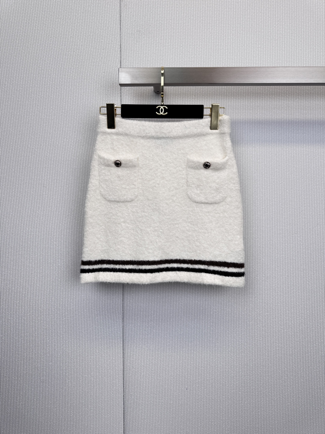 NO:623852,Chanel's classic knitted skirt, luxurious material and modern design, simple yet detailed A-line skirt, decorated with symmetrical patch pockets and silver buttons on the front, embellished with exquisite outlines, the main color is calm and versatile, perfect for daily and occasion dressing needs, a bright green and lavender contrasting stripe on the skirt instantly jumps the vision, injecting modern vitality into the classic design, the subtleties show Chanel's avant-garde ingenuity, using high-end blended materials  Create a skin-friendly texture, the main fabric is 67% cashmere, 20% alpaca hair, 13% mulberry silk. Every inch of the fabric interprets a low-key and luxurious wearing experience. This skirt is not only a single item, but also a declaration of exquisite life. Whether paired with a simple sweater or a classic brand jacket, it can easily create a calm and elegant modern image. Size SML,,chanel,chanel,skirts,jackets  & coats,alexander wang19860909Chanel经典针织半裙,奢华材质与摩登设计,简约而不失细节的A字半裙,正面饰以对称贴袋与银色纽扣,点缀出精致轮廓,主色调沉稳百搭,完美契合日常与场合着装需求,裙摆处一抹亮绿与淡紫的对比色条纹,瞬间跃动视觉,为经典设计注入现代活力,细微之处,尽显香奈儿的前卫巧思,采用高端混纺材质打造亲肤质感,主体面料67山羊绒、20羊驼毛、13桑蚕丝、每一寸织物皆诠释低调奢华的穿着体验,这款半裙不仅是一件单品,更是对精致生活的宣言.无论是搭配简约针织衫或品牌经典外套,皆能轻松塑造出从容优雅的摩登形象.码数SML,,chanel,chanel,skirts,jackets & coats,alexander wang,Women's clothing