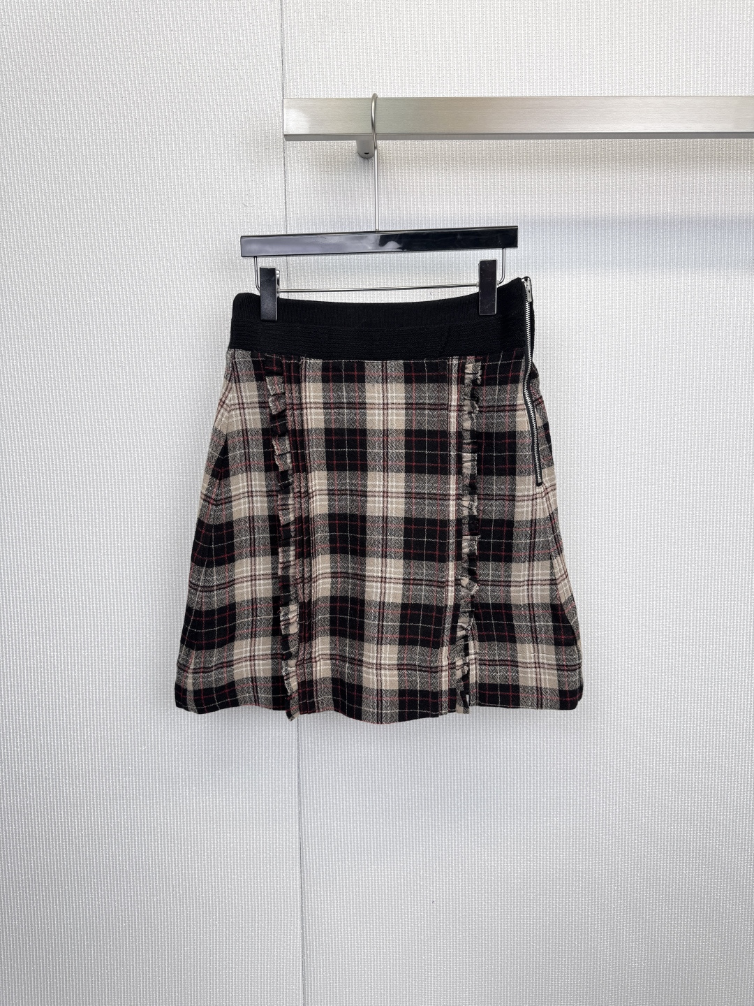NO:623858,Marchen 25AW  The plaid raw edge skirt interprets a romantic and uninhibited sense of literary fashion, and uses deconstructive techniques to reshape the classic plaid. This Marchen skirt is undoubtedly the highlight of this season's wardrobe. Black, white, brown and brick red interweave retro and warm tones, as if it brings autumn.  The story of winter, the irregularly cut raw edge skirt, is the soul of the overall design. It breaks the constraints of regular plaid patterns and gives a casual and uninhibited dynamic beauty when walking. The zipper decoration on both sides and the black elastic waistband add personality to the details while ensuring  It is comfortable and convenient to wear. The selected wool fabric is soft to the touch and crisp and stylish. It not only ensures the warmth required for autumn and winter wear, but also ensures the drape and contour of the skirt, making every fold natural and vivid, whether it is paired with a simple sweater or a  Long boots, for a romantic urban girl style, or layered with a leather jacket for a fashionable mix, they can be the perfect finishing touch to your look. Size SML, boots, skirts, jackets  & coats,alexander wang19860909Marchen 25AW 格纹毛边半裙,诠释浪漫不羁的文艺时髦感,以解构主义手法重塑经典格纹,这条Marchen半裙无疑是本季衣橱的亮点,黑、白、棕与砖红交织出复古而温暖的色调,仿佛自带秋冬季的故事感,不规则剪裁的毛边裙摆,是整体设计的灵魂所在,它打破了规整格纹的拘束,赋予行走间随性不羁的动态美,两侧拉链装饰与黑色松紧腰头,在细节处增添个性,同时确保穿着的舒适与便利,精选羊毛面料,触感柔软而挺括有型,不仅保证了秋冬穿着所需的温暖度,更确保了裙身的垂坠感与轮廓感,令每一处褶皱都自然生动,无论是搭配简约的针织衫与长靴,演绎浪漫的都市少女风格,还是与皮质外套叠穿,碰撞出混搭的时髦火花,它都能成为你造型中恰到好处的点睛之笔.码数SML,,boots,skirts,jackets & coats,alexander wang,Women's clothing