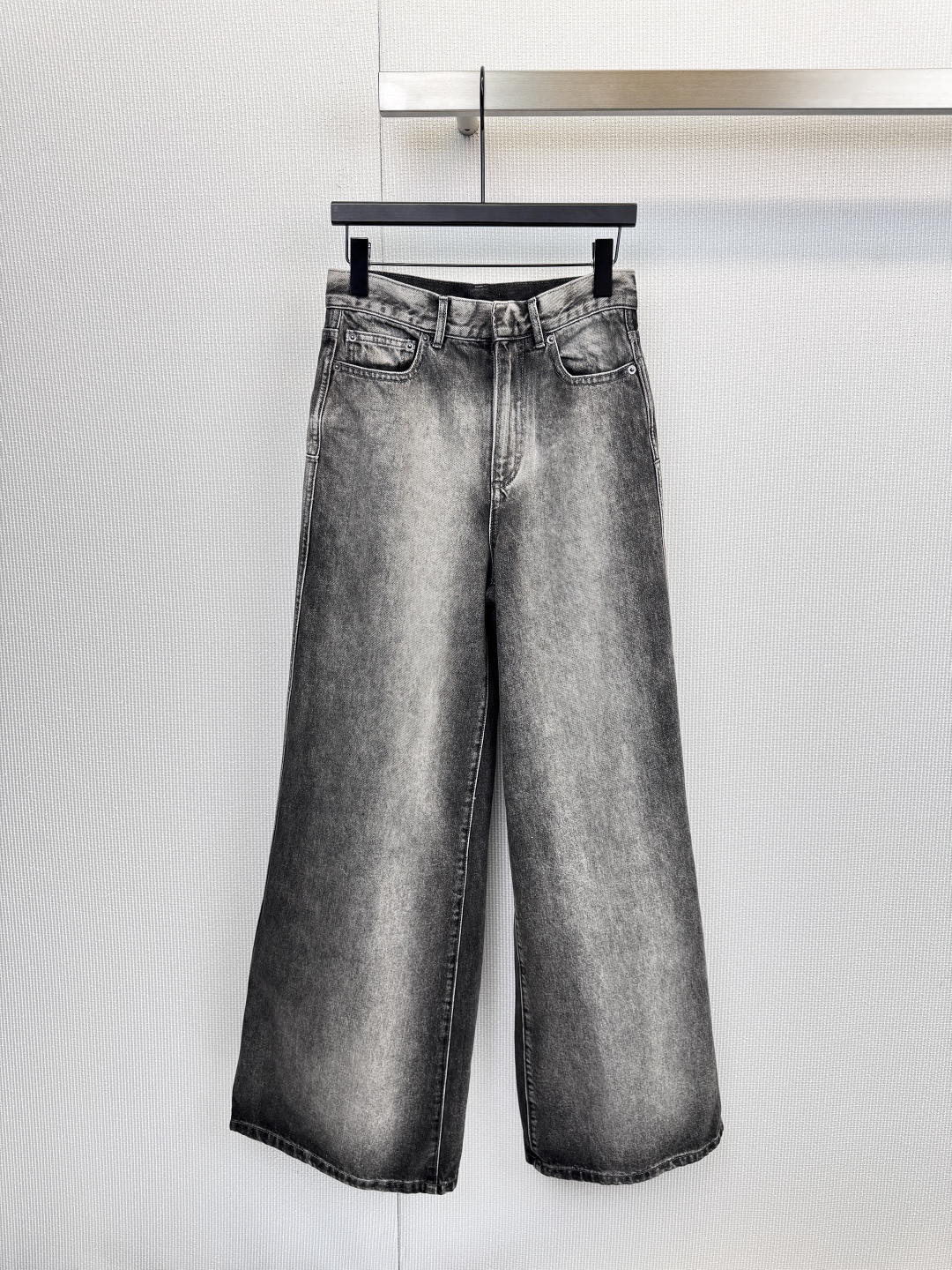 NO:625423,Interpreting low-key luxury, the contemporary style of Dior gray denim, a touch of gray refined by time, outlines a relaxed silhouette. This is not a simple denim, but an elegant new life given to denim by the Dior workshop. The iconic retro color palette stems from the extreme demands of the washing process. Every subtle fold and fade is a unique artistic touch, with a pure cotton texture.  Skin-friendly and crisp, the loose trouser legs move with your steps, releasing a sense of effortless fashion. From the selection of fabrics to the stitching details, they all illustrate Dior's eternal pursuit of quality. Let this Dior denim become the cornerstone of your wardrobe. It contains power in simplicity and defines your contemporary style. Size SML, dior, alexander  wang19860909诠释低调奢华,Dior灰色牛仔的当代风范,一抹时光洗练的灰,勾勒松弛有度的廓形,这不是简单的丹宁,是Dior工坊赋予牛仔的优雅新生,标志性的复古调色,源于对水洗工艺的极致苛求,每一处细微的褶皱与落色,都是独一无二的艺术笔触,纯棉质感亲肤挺括,宽松的裤腿随步伐曳动,释放不费力的时髦感,从面料甄选到缝线细节,皆诠释着Dior对于品质的永恒追求,让这条Dior牛仔成为你衣橱的基石单品,于简约中蕴藏力量,定义属于你的当代风格.码数SML,,dior,alexander wang,Women's clothing