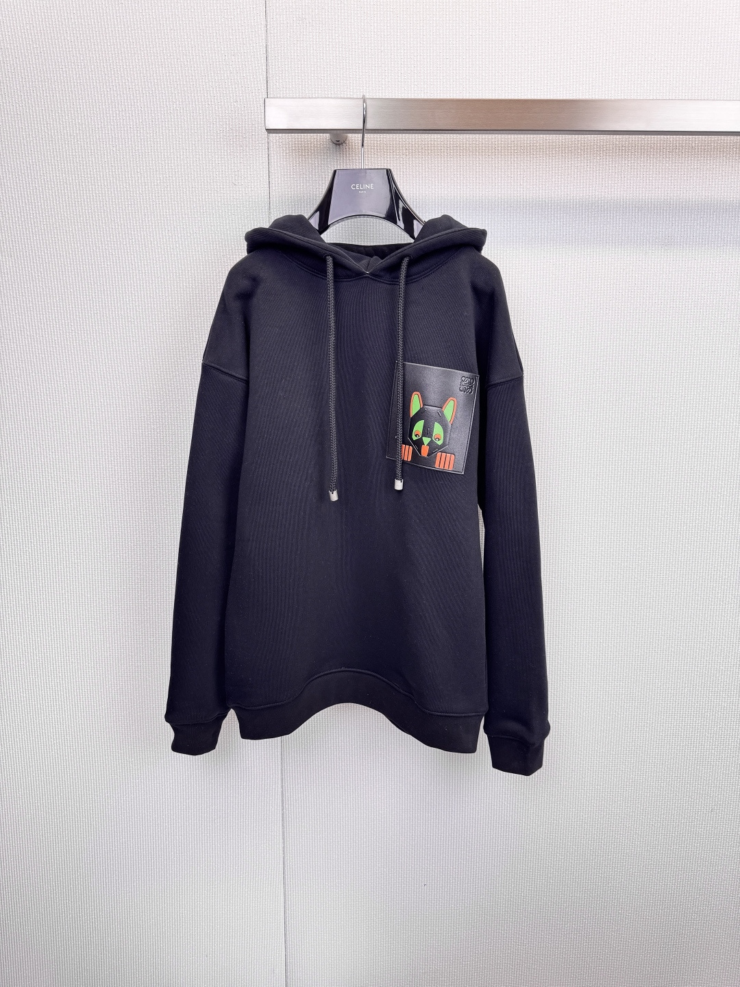 NO:625438,LOEWE's sense of humor When a classic sweatshirt meets the Spanish 'Bulldog', in LOEWE's creative world, classics are not static. We engraved the iconic cartoon bulldog image on the black sweatshirt with exquisite leather craftsmanship, interpreting the luxury street style.  A new possibility for head style, the hooded design easily creates a casual silhouette, and the unique square pocket on the chest is actually a vivid miniature work of art - made of high-quality Spanish calfskin, the playful and uninhibited demeanor of a bulldog appears on the 'clothes', showing the brand's unrestrained imagination.  The creativity and exquisite leather craftsmanship, the fabrics are made of comfortable blended materials, and the details are all about quality. This is not only a sweatshirt, but also a collection carrying LOEWE's interesting soul. It writes the extraordinary style of daily wear with humorous strokes, allowing this 'little beast' from Spain to inject unique personality charm into your style. Size SML,, loewe, hoodie, sweatshirts, cowhide, hats, alexander  wang19860909LOEWE的幽默感当经典卫衣遇上西班牙“斗牛犬”,在LOEWE的创意世界里,经典并非一成不变.我们将标志性的卡通斗牛犬形象,以精致皮革工艺镌刻于黑色卫衣之上,演绎出奢华街头风的全新可能,连帽设计,轻松营造休闲轮廓,胸前独特的方形口袋,实则是一幅生动的微型艺术品——采用西班牙优质小牛皮打造,斗牛犬俏皮不羁的神态跃然“衣”上,尽显品牌天马行空的创意与精湛皮革工艺,面料选用舒适混纺材质,细节之处,皆是对品质的坚持.这不仅是一件卫衣,更是一件承载着LOEWE趣味灵魂的收藏品,以幽默笔触,书写日常着装的非凡格调,让这只来自西班牙的“小野兽”,为你的造型注入独一无二的个性魅力.码数SML,,loewe,hoodie,sweatshirts,cowhide,hats,alexander wang,Women's clothing