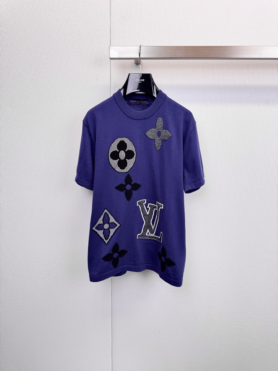 NO:625454,LV classic logo knitted short sleeves, a low-key interpretation of luxury sports style. This Louis Vuitton knitted short sleeves is based on deep navy blue and creatively reconstructs the brand's iconic Monogram pattern. The four-leaf clover and 'LV' letters are printed on the chest, through black  The delicate splicing of , white, and gray colors and different weaving methods creates a rich visual layering. It is simple from a distance, but full of details when viewed up close. It uses high-quality knitted fabrics, taking into account the soft skin-friendly texture and good silhouette maintenance, ensuring that it is comfortable to wear without losing stiffness, whether it is matched with  Casual trousers or sports shorts can easily create a low-key and high-end fashion atmosphere. The LV presbyopia pattern is presented in a modern pixelation or splicing method, which is both recognizable and artistic. The fabric texture is fine, breathable and elastic, highlighting the exquisite production craftsmanship of the luxury brand.  Art, classic short-sleeved version, dark blue main color is easy to match, it is a must-have item in the wardrobe to enhance the overall look and texture. It perfectly fits the current popular relaxed style. It can be used for daily outings or casual social occasions, interpreting effortless fashion. Size SML, Louis  vuitton,louis vuitton,shorts,T-shirt,alexander wang19860909LV经典标识针织短袖,低调演绎奢华运动风,这款路易威登针织短袖,以深邃的藏蓝色为基调,将品牌标志性的Monogram图案进行创意重构,胸前错落有致的四叶草与“LV”字母印花,通过黑、白、灰三色及不同织法的细腻拼接,打造出丰富的视觉层次感,远观简约,近看则细节满满,采用高品质针织面料,兼顾了柔软的亲肤质感与良好的廓形保持度,确保穿着舒适的同时不失挺括,无论是搭配休闲裤装还是运动短裤,都能轻松营造出低调而高级的时尚氛围,将LV老花图案以现代感十足的像素化或拼接手法呈现,兼具辨识度与艺术感,面料肌理细腻,透气而有弹性,彰显奢华品牌的精湛制作工艺,经典的短袖版型,深蓝主色易于搭配,是衣橱中提升整体造型质感的必备单品,完美契合当下流行的松弛感穿搭,既可日常出街,亦能胜任休闲社交场合,诠释不费力的时髦.码数SML,,louis vuitton,louis vuitton,shorts,T-shirt,alexander wang,Women's clothing