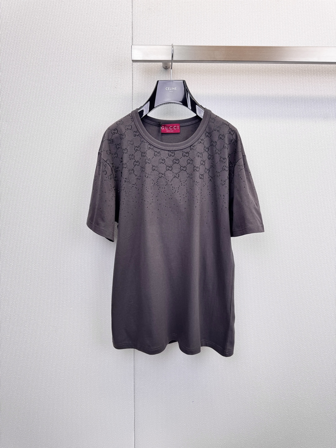 NO:625467,Gucci hot diamond T-shirt, Italian luxury, starry night, this short-sleeved T-shirt uses deep dark gray as the canvas, and the brand's iconic double G pattern is poured on the body with exquisite hot diamond technology. The hot diamonds are from dense to sparse from the shoulders down, just like stars fading in the night sky, creating a charming gradient visual effect and a high-end sense of layering. The simple round neck and loose fit perfectly combine Italian casual style and street luxury.  High-quality rhinestones create the classic double G pattern, with dazzling details. The gradient design has a unique artistic sense. The cotton fabric ensures skin-friendly comfort. Combined with the exquisite rhinestone technology, it shows the brand's exquisite production level. The classic dark gray is easy to match. The loose version adapts to a variety of body types, making it easy to create an effortless fashionable look. Whether it is paired with casual trousers to create a daily street look, or layered with fashionable items to attend a party, it can show your extraordinary taste.  Size SML,,gucci,T-shirt,tees,t-shirt,alexander wang19860909Gucci烫钻T恤,意式奢华,暗夜繁星,这款短袖T恤以深邃的深灰色为画布,将品牌标志性的双G图案以精湛的烫钻工艺倾洒于衣身,烫钻从肩部向下由密至疏,宛若繁星渐隐于夜空,营造出迷人的渐变视觉效果与高级的层次感,简约的圆领与宽松版型,完美融合了意式休闲格调与街头奢华气息,采用高品质烫钻打造经典双G图案,细节璀璨夺目,渐变设计独具艺术感,棉质面料确保亲肤舒适,结合精致的烫钻工艺,尽显品牌精湛制作水准,经典深灰色易于搭配,宽松版型适应多种身材,轻松打造不费力的时髦造型,无论是搭配休闲裤装打造日常出街造型,还是与时尚单品叠穿出席聚会,皆能彰显不凡品味. 码数SML,,gucci,T-shirt,tees，t-shirt,alexander wang,Women's clothing