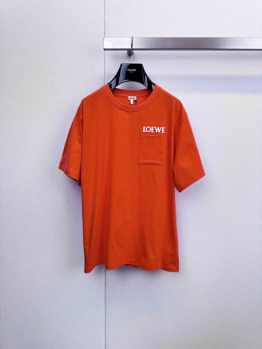 NO:625480,LOEWE's classic logo T-shirt has extraordinary texture in its simplicity. LOEWE, which originates from Spain, is famous for its excellent leather craftsmanship and integrates this ultimate pursuit of materials into every daily item. This classic T-shirt is the best proof. It is made of high-quality cotton fabric and has a flexible and crisp outline with just the right weight. It feels soft and skin-friendly, and the wearing experience is extraordinary. The design is simplified, and only the left chest is decorated with exquisite white 'LOEWE'  Brand logo, low-key but clearly showing luxury identity. Unique practical pocket design  It not only adds layering to the look, but also integrates the brand's consistent pragmatic aesthetics. It provides three versatile colors, namely vibrant orange, pure white, and classic black, to meet the needs of different styles. It goes beyond ordinary white T-shirts and defines new standards for daily wear with top-notch fabrics and sophisticated tailoring. The simple brand logo and practical pocket design show LOEWE's low-key in every detail.  Luxurious, three classic colors, easy to build a capsule wardrobe, it is a versatile item to create a high-end daily look, whether worn alone with jeans or casual pants, showing a refreshing and neat style; or as an inner layer, with the brand logo looming under the jacket, it can easily enhance the texture of the overall look. Size SML, loewe, jeans, jackets  & coats,tees,t-shirt,alexander wang19860909LOEWE 经典标识T恤,简约之中,见非凡质感,源自西班牙的LOEWE,以其卓越皮革工艺闻名于世,并将这份对材质的极致追求融入每一件日常单品.这款经典T恤便是最佳印证,精选高品质棉质面料,以恰到好处的克重呈现柔韧挺括的轮廓,触感柔软亲肤,穿着体验舒适非凡,设计上化繁为简,仅在左胸位置饰以精致的白色“LOEWE” 品牌标识,低调而清晰地彰显奢华身份.独特的实用口袋设计 不仅增添了造型的层次感,更融入了品牌一贯的实用主义美学.提供活力橙色、纯净白色、经典黑色三款百搭色系,满足不同风格的穿搭需求,超越普通的白T恤,以顶尖面料与精良剪裁定义日常穿着的新标准,简约的品牌标识与实用的口袋设计,于细微处展现LOEWE的低调奢华,三种经典配色,轻松构建胶囊衣橱,是打造高级感日常造型的万能单品,无论是单穿搭配牛仔裤或休闲裤,展现清爽利落的风格；亦或是作为内搭,在外套下若隐若现地露出品牌标识,都能轻松提升整体造型的质感.码数SML,,loewe,jeans,jackets & coats,tees，t-shirt,alexander wang,Women's clothing