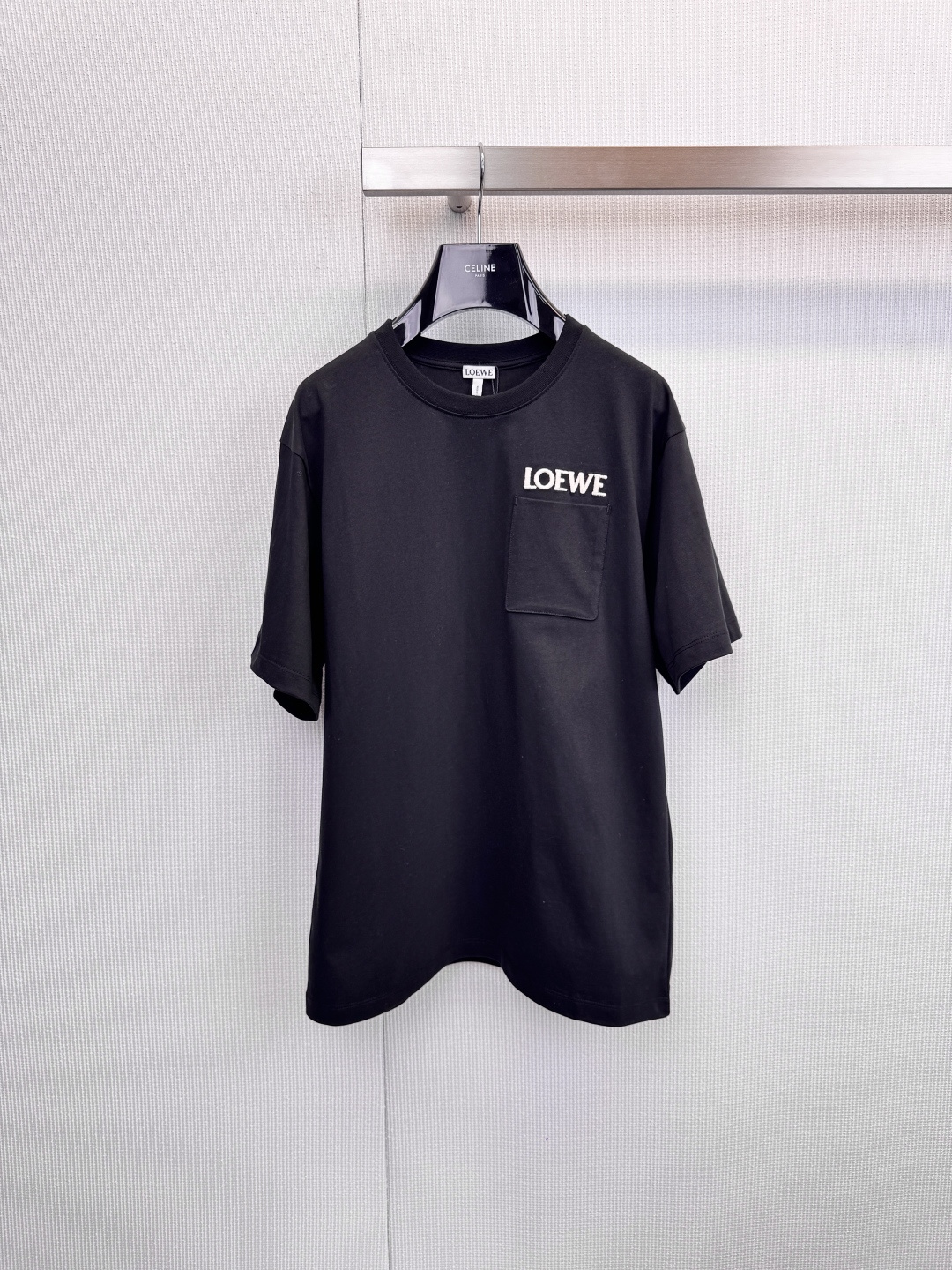 NO:625493,LOEWE's classic logo T-shirt has extraordinary texture in its simplicity. LOEWE, which originates from Spain, is famous for its excellent leather craftsmanship and integrates this ultimate pursuit of materials into every daily item. This classic T-shirt is the best proof. It is made of high-quality cotton fabric and has a flexible and crisp outline with just the right weight. It feels soft and skin-friendly, and the wearing experience is extraordinary. The design is simplified, and only the left chest is decorated with exquisite white 'LOEWE'  Brand logo, low-key but clearly showing luxury identity. Unique practical pocket design  It not only adds layering to the look, but also integrates the brand's consistent pragmatic aesthetics. It provides three versatile colors, namely vibrant orange, pure white, and classic black, to meet the needs of different styles. It goes beyond ordinary white T-shirts and defines new standards for daily wear with top-notch fabrics and sophisticated tailoring. The simple brand logo and practical pocket design show LOEWE's low-key in every detail.  Luxurious, three classic colors, easy to build a capsule wardrobe, it is a versatile item to create a high-end daily look, whether worn alone with jeans or casual pants, showing a refreshing and neat style; or as an inner layer, with the brand logo looming under the jacket, it can easily enhance the texture of the overall look. Size SML, loewe, jeans, jackets  & coats,tees,t-shirt,alexander wang19860909LOEWE 经典标识T恤,简约之中,见非凡质感,源自西班牙的LOEWE,以其卓越皮革工艺闻名于世,并将这份对材质的极致追求融入每一件日常单品.这款经典T恤便是最佳印证,精选高品质棉质面料,以恰到好处的克重呈现柔韧挺括的轮廓,触感柔软亲肤,穿着体验舒适非凡,设计上化繁为简,仅在左胸位置饰以精致的白色“LOEWE” 品牌标识,低调而清晰地彰显奢华身份.独特的实用口袋设计 不仅增添了造型的层次感,更融入了品牌一贯的实用主义美学.提供活力橙色、纯净白色、经典黑色三款百搭色系,满足不同风格的穿搭需求,超越普通的白T恤,以顶尖面料与精良剪裁定义日常穿着的新标准,简约的品牌标识与实用的口袋设计,于细微处展现LOEWE的低调奢华,三种经典配色,轻松构建胶囊衣橱,是打造高级感日常造型的万能单品,无论是单穿搭配牛仔裤或休闲裤,展现清爽利落的风格；亦或是作为内搭,在外套下若隐若现地露出品牌标识,都能轻松提升整体造型的质感.码数SML,,loewe,jeans,jackets & coats,tees，t-shirt,alexander wang,Women's clothing