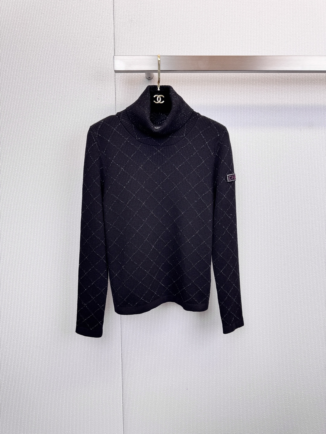 NO:625520,CHANEL turtleneck sweater, classic texture, luxurious details, iconic diamond plaid, elegant heritage, high-quality wool blended fabrics, woven with the brand's iconic diamond plaid to create an elegant silhouette, the classic white model is pure and simple, outlining a fresh and elegant temperament, the black fine glitter model is embellished with subtle luster in the rib knitting, releasing charming charm in a low-key manner, every part  The textures are all modern interpretations of Chanel's classic aesthetics. The left cuff is decorated with a brand logo label, which is low-key and reflects the extraordinary taste. The high collar design takes into account both warmth and elegance. The rib knitting gives the clothes good elasticity, creating a comfortable experience that fits without being restrictive. This sweater is not only a classic collection in the wardrobe, but also an effortless daily match.  Chic's style tool, whether worn alone or as an inner layer, can easily enhance the overall look. Size SML,,chanel,chanel,alexander wang19860909CHANEL高领针织衫,经典纹理,奢美细节,标志性菱形格纹,优雅传承,甄选优质羊毛混纺面料,以品牌标志性的菱形格纹织就优雅轮廓,经典白色款纯净简约,勾勒清新高雅气质,黑色细闪款于罗纹针织中缀入细微光泽,低调中释放迷人魅力,每一处纹理,皆是对香奈儿经典美学的现代诠释,左袖口饰有品牌标识标签,低调印证不凡品味,高领设计兼顾保暖与优雅,罗纹针织赋予衣物良好弹性,打造贴合而不束缚的舒适体验,这款针织衫既是衣橱中的经典收藏,亦是日常搭配中effortlessly chic 的风格利器,无论是单穿还是作为内搭,都能轻松提升整体造型的高级感.码数SML,,chanel,chanel,alexander wang,Women's clothing