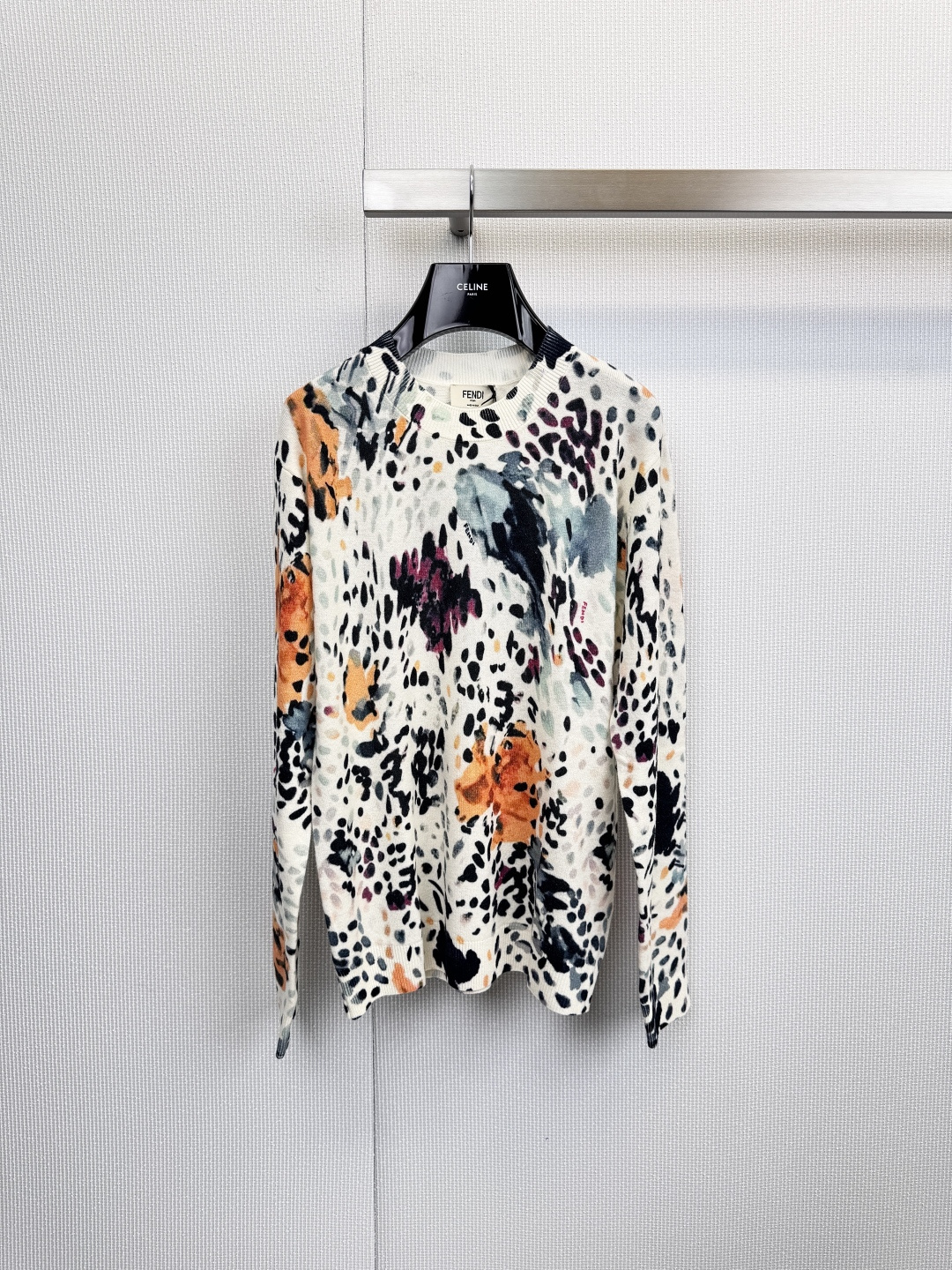 NO:625482,FENDI's abstract art sweater, luxurious materials, statement of personality, master-level abstract printing, travels between wildness and elegance. It uses warm off-white as the canvas to stage a bold visual feast. Black, dark blue and purple splash ink strokes are freely swayed, and it is embellished with bright orange and gray, which blurs the boundary between abstract art and wild leopard print. Each print is unique  One of a kind, it gives the wearer an eclectic modern artistic temperament. The 95% rare cashmere interprets top comfort, is skin-friendly and soft, light and warm, bringing a cloud-like wearing experience. It is paired with 4 nylon to ensure a long-lasting and crisp silhouette. This sweater is not only a fashion item, but also an accessible luxury. The left chest is decorated with the classic 'FENDI'  ROMA's black logo is cleverly integrated with the printed pattern to low-key declare the brand genes. The simple round neck and ribbed cuffs design are easy to match and easily enhance the texture and level of the overall look. Whether it is paired with simple trousers to highlight the item itself, or used to mix and match to challenge the styling possibilities, it is an excellent choice to show your extraordinary taste. Size SML, fendi, sweaters, alexander wang19860909FENDI抽象艺术毛衣,奢华材质,个性宣言,大师级抽象印花,穿行于野性与优雅之间,以温润米白为画布,上演一场大胆的视觉盛宴,黑色、深蓝与紫色泼墨笔触挥洒自如,其间点缀亮眼橙灰,模糊了抽象艺术与野性豹纹的边界,每一处印花都独一无二,赋予穿着者不拘一格的现代艺术气质,95珍稀山羊绒,诠释顶级舒适度,亲肤软糯,轻盈保暖,带来云端般的穿着体验,搭配4锦纶,确保廓形持久挺括.这件毛衣不仅是时尚单品,更是一份触手可及的奢华,左胸位置饰有经典的「FENDI ROMA」黑色徽标,与印花图案巧妙融合,低调宣示品牌基因.简洁的圆领与罗纹袖口设计,易于搭配,轻松提升整体造型的质感与层次,无论是搭配简约裤装突出单品本身,还是用于混搭挑战造型可能,它都是彰显非凡品味的绝佳之选.码数SML,,fendi,sweaters,alexander wang,Women's clothing