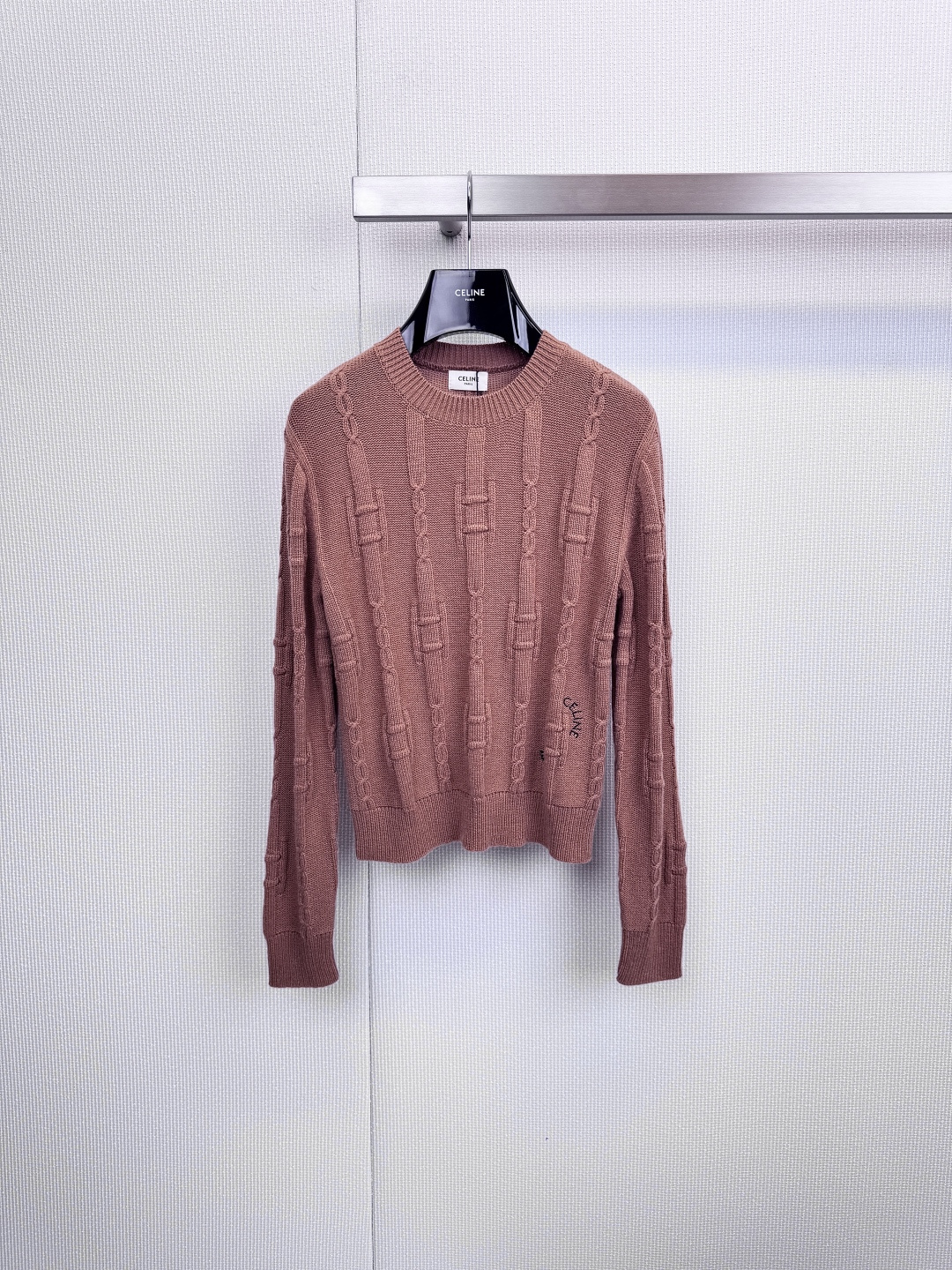 NO:625495,CELINE  Classic cable sweater, French minimalism, the choice of texture, iconic cable texture, replica of French elegance, using the brand's iconic three-dimensional cable knitting technology to reshape the romantic soul of the classic fisherman sweater, the clear rib texture and full velvety fabric, hooking up between light and shadow  It has rich layers, simplicity and extraordinary craftsmanship, showing a low-key and high-end French sense of relaxation. High-grade wool material, comfortable and comfortable in winter. Select high-quality wool blended yarn, soft and fluffy to the touch, with excellent warmth retention and breathability, loose but still stylish.  The three-dimensional tailoring gives the body just the right amount of room to create a lazy and casual winter silhouette that is not bloated at all. Whether paired with simple jeans, or layered with a skirt or a coat, this sweater can become an indispensable texture core in your winter look. It is not only a warm item, but also a French aesthetic symbol that interprets your personal style. Size SML,,celine,espadrilles,skirts,jeans,sweaters,alexander  wang19860909CELINE 经典绞花毛衣,法式极简,质感之选,标志性绞花纹理,复刻法式优雅,以品牌标志性的立体绞花针织工艺,重塑经典渔夫毛衣的浪漫灵魂,清晰的罗纹肌理与饱满的绒感面料,在光影间勾勒出丰富层次,简约中蕴含不凡工艺,尽显低调而高级的法式松弛感,高级羊毛材质,舒适裹挟冬日,甄选优质羊毛混纺纱线,触感柔软蓬松,兼顾出色的保暖性与透气度,宽松却不失型的立体剪裁,赋予身体恰到好处的余量,打造出慵懒随性却丝毫不显臃肿的冬日轮廓,无论是搭配简约牛仔裤,还是与半裙、大衣叠穿,这件毛衣都能成为您冬日造型中不可或缺的质感核心.它不仅是温暖的单品,更是诠释个人风格的法式美学符号.码数SML,,celine,espadrilles,skirts,jeans,sweaters,alexander wang,Women's clothing