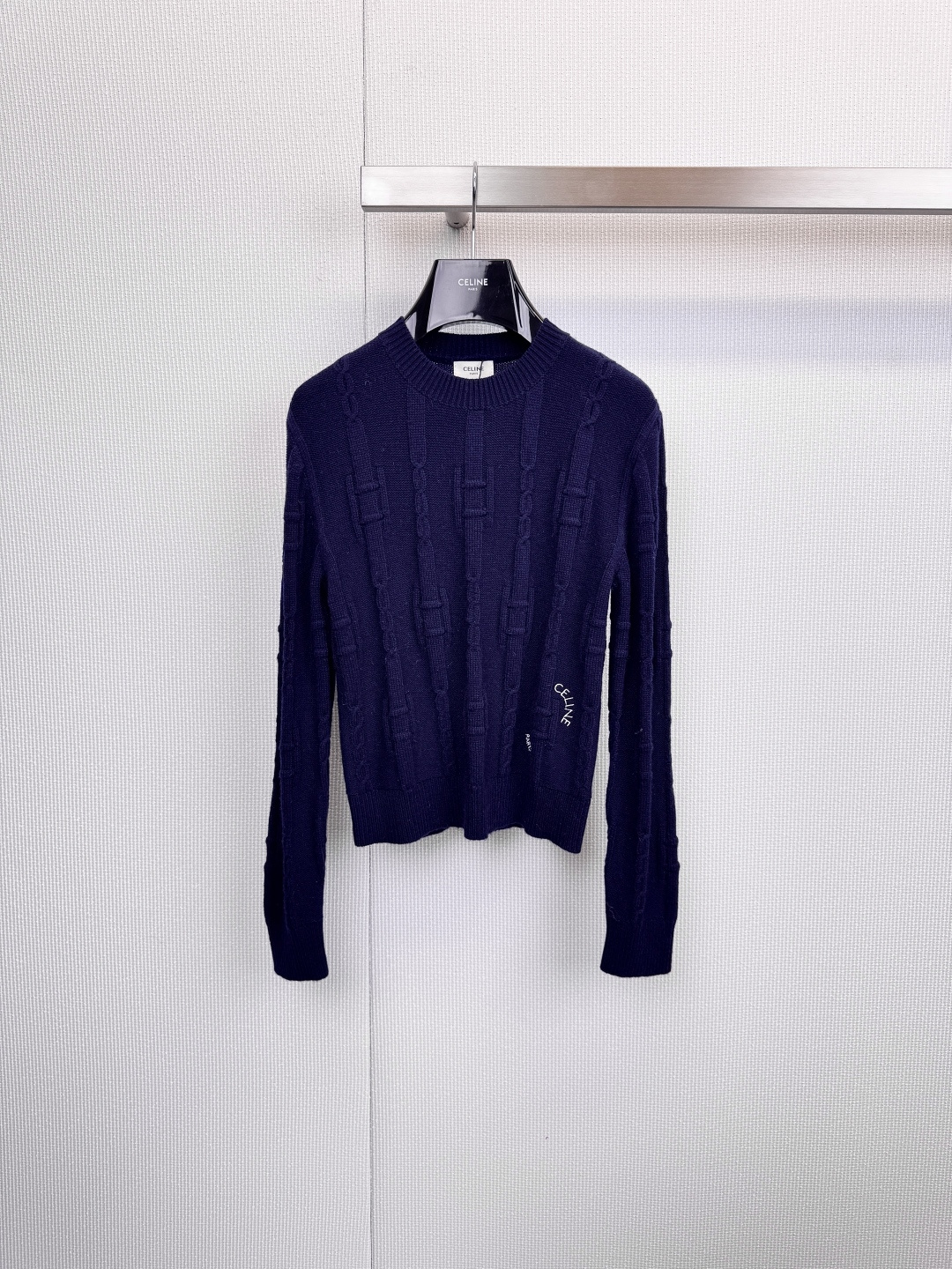 NO:625509,CELINE  Classic cable sweater, French minimalism, the choice of texture, iconic cable texture, replica of French elegance, using the brand's iconic three-dimensional cable knitting technology to reshape the romantic soul of the classic fisherman sweater, the clear rib texture and full velvety fabric, hooking up between light and shadow  It has rich layers, simplicity and extraordinary craftsmanship, showing a low-key and high-end French sense of relaxation. High-grade wool material, comfortable and comfortable in winter. Select high-quality wool blended yarn, soft and fluffy to the touch, with excellent warmth retention and breathability, loose but still stylish.  The three-dimensional tailoring gives the body just the right amount of room to create a lazy and casual winter silhouette that is not bloated at all. Whether paired with simple jeans, or layered with a skirt or a coat, this sweater can become an indispensable texture core in your winter look. It is not only a warm item, but also a French aesthetic symbol that interprets your personal style. Size SML,,celine,espadrilles,skirts,jeans,sweaters,alexander  wang19860909CELINE 经典绞花毛衣,法式极简,质感之选,标志性绞花纹理,复刻法式优雅,以品牌标志性的立体绞花针织工艺,重塑经典渔夫毛衣的浪漫灵魂,清晰的罗纹肌理与饱满的绒感面料,在光影间勾勒出丰富层次,简约中蕴含不凡工艺,尽显低调而高级的法式松弛感,高级羊毛材质,舒适裹挟冬日,甄选优质羊毛混纺纱线,触感柔软蓬松,兼顾出色的保暖性与透气度,宽松却不失型的立体剪裁,赋予身体恰到好处的余量,打造出慵懒随性却丝毫不显臃肿的冬日轮廓,无论是搭配简约牛仔裤,还是与半裙、大衣叠穿,这件毛衣都能成为您冬日造型中不可或缺的质感核心.它不仅是温暖的单品,更是诠释个人风格的法式美学符号.码数SML,,celine,espadrilles,skirts,jeans,sweaters,alexander wang,Women's clothing