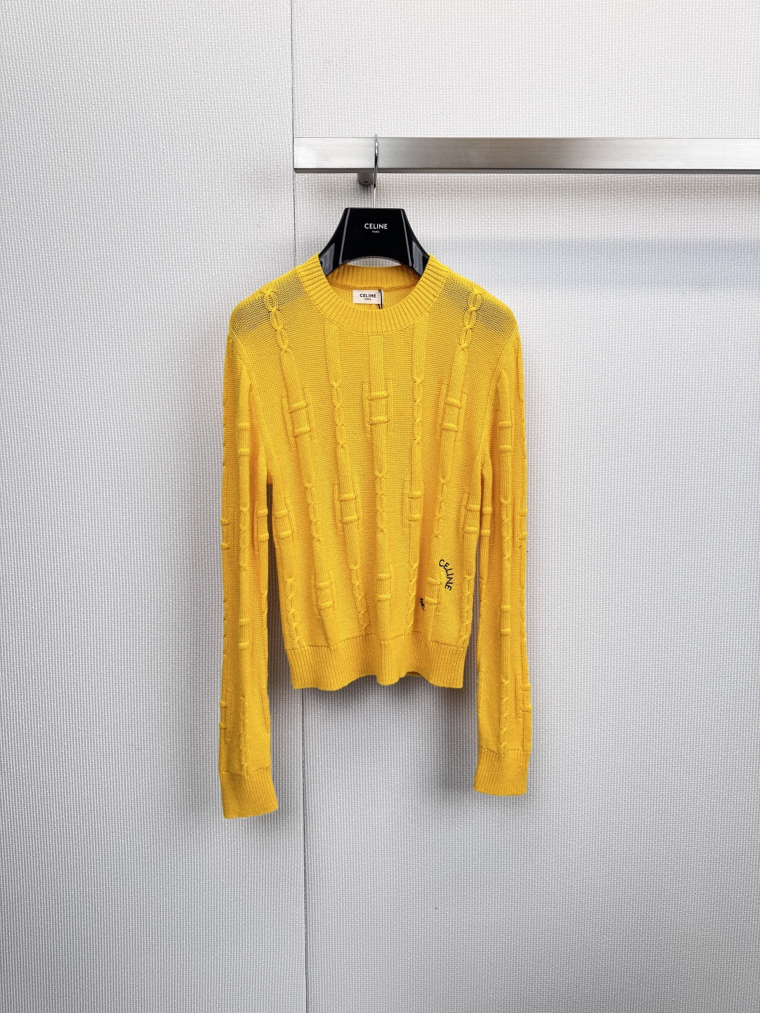 NO:625523,CELINE  Classic cable sweater, French minimalism, the choice of texture, iconic cable texture, replica of French elegance, using the brand's iconic three-dimensional cable knitting technology to reshape the romantic soul of the classic fisherman sweater, the clear rib texture and full velvety fabric, hooking up between light and shadow  It has rich layers, simplicity and extraordinary craftsmanship, showing a low-key and high-end French sense of relaxation. High-grade wool material, comfortable and comfortable in winter. Select high-quality wool blended yarn, soft and fluffy to the touch, with excellent warmth retention and breathability, loose but still stylish.  The three-dimensional tailoring gives the body just the right amount of room to create a lazy and casual winter silhouette that is not bloated at all. Whether paired with simple jeans, or layered with a skirt or a coat, this sweater can become an indispensable texture core in your winter look. It is not only a warm item, but also a French aesthetic symbol that interprets your personal style. Size SML,,celine,espadrilles,skirts,jeans,sweaters,alexander  wang19860909CELINE 经典绞花毛衣,法式极简,质感之选,标志性绞花纹理,复刻法式优雅,以品牌标志性的立体绞花针织工艺,重塑经典渔夫毛衣的浪漫灵魂,清晰的罗纹肌理与饱满的绒感面料,在光影间勾勒出丰富层次,简约中蕴含不凡工艺,尽显低调而高级的法式松弛感,高级羊毛材质,舒适裹挟冬日,甄选优质羊毛混纺纱线,触感柔软蓬松,兼顾出色的保暖性与透气度,宽松却不失型的立体剪裁,赋予身体恰到好处的余量,打造出慵懒随性却丝毫不显臃肿的冬日轮廓,无论是搭配简约牛仔裤,还是与半裙、大衣叠穿,这件毛衣都能成为您冬日造型中不可或缺的质感核心.它不仅是温暖的单品,更是诠释个人风格的法式美学符号.码数SML,,celine,espadrilles,skirts,jeans,sweaters,alexander wang,Women's clothing