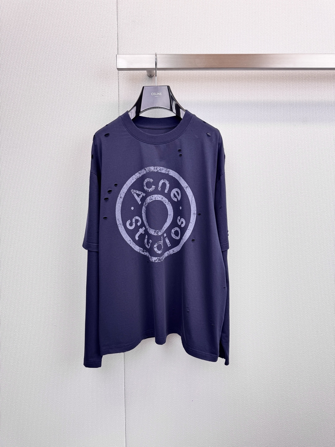 NO:625538,ACNE Studios dark blue fake two-piece long-sleeved T-shirt | Unruly style, defining new trends, fake two-piece layering, one piece creates a double-layered vision, easily creating a collision of laziness and street style, bid farewell to monotonous wear, old hole craftsmanship, irregular holes embellish the body, interpreting the 'unfinished' aesthetics, with an uninhibited retro atmosphere, and 'ACNE' is prominently displayed on the chest  STUDIOS' brand logo, dark blue background with silver fonts, low-key yet recognizable, rich dark blue base, both high-end texture and versatile attributes, can be worn with jeans or overalls in autumn and winter, cotton blended, soft and skin-friendly while maintaining silhouette toughness, loose shoulder design, taking into account comfort and street silhouette, one piece to wear layers, ripped tailoring tells attitude - let the basic style have a high-end narrative from now on. Size SML, Acne  studios,dior,jeans,tees,t-shirt,alexander wang19860909ACNE Studios 深蓝色假两件长袖T恤 | 不羁型格,定义新潮,假两件层次叠穿,一件穿出双层视觉,轻松打造慵懒与街头感的碰撞,告别单调穿搭,做旧破洞工艺,不规则破洞点缀衣身,诠释“未完成式”美学,自带不羁复古气息,胸前醒目呈现“ACNE STUDIOS”品牌标识,深蓝底衬银色字体,低调中凸显辨识度,浓郁深蓝基底,兼具高级质感与百搭属性,秋冬搭配牛仔裤或工装裤皆可slay全场,棉质混纺,柔软亲肤且保有廓形韧性,宽松落肩设计,兼顾舒适度与街头廓形感,一件穿出层次,破洞剪裁诉说态度——让基础款从此拥有高级叙事.码数SML,,acne studios,dior,jeans,tees，t-shirt,alexander wang,Women's clothing