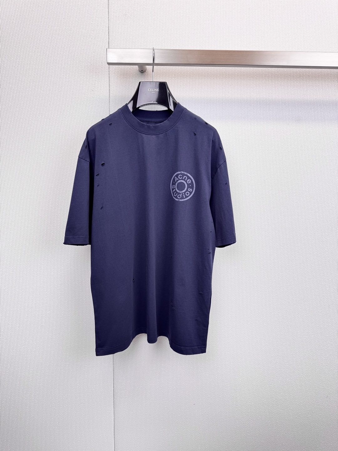 NO:625552,Acne Studios dark blue ripped short-sleeved T-shirt | Uninhibited statement, artistic sense of travel, instantly recognizable design sense, breathable hole craftsmanship, the body is scattered with carefully designed old holes, and the black edge outlines the casual damaged aesthetics, giving the basic style an instant sense of uninhibited narrative. The chest is decorated with light gray Acne  The Studios round brand logo forms a subtle contrast with the deep navy blue background, low-key declaring excellent taste. It adheres to the brand's consistent minimalist silhouette and neat tailoring, taking into account both street style and high-end texture. Wearing it alone is a sense of visual art. It uses the brand's iconic cotton blended fabric to maintain the  Proven soft and skin-friendly touch, with good bone texture and durability, rich dark blue tone, calm and high-end, easy to match, and can perfectly bring out the design details of holes. Through layering, the hole elements become the finishing touch of the overall shape. Size SML, Acne  studios,dior,T-shirt,tees,t-shirt,alexander wang19860909Acne Studios 深蓝破洞短袖T恤 |不羁宣言,穿行的艺术感,一眼识别的设计感,呼吸感破洞工艺,衣身散布精心设计的做旧破洞,以黑色边缘勾勒出不经意的破损美学,让基础款瞬间拥有不羁的叙事感,胸前点缀浅灰色Acne Studios圆形品牌徽标,与深邃藏青底色形成微妙对比,低调宣告卓越品味,秉承品牌一贯的极简廓形,利落合身的剪裁,兼顾街头感与高级质感,单穿即是视觉艺术感,选用品牌标志性棉质混纺面料,保证柔软亲肤的触感,同时具备良好的骨感与耐久度,浓郁深蓝色调,沉稳而高级,极易搭配的同时,能完美衬托出破洞的设计细节,通过层次叠穿,让破洞元素成为整体造型的点睛之笔.码数SML,,acne studios,dior,T-shirt,tees，t-shirt,alexander wang,Women's clothing