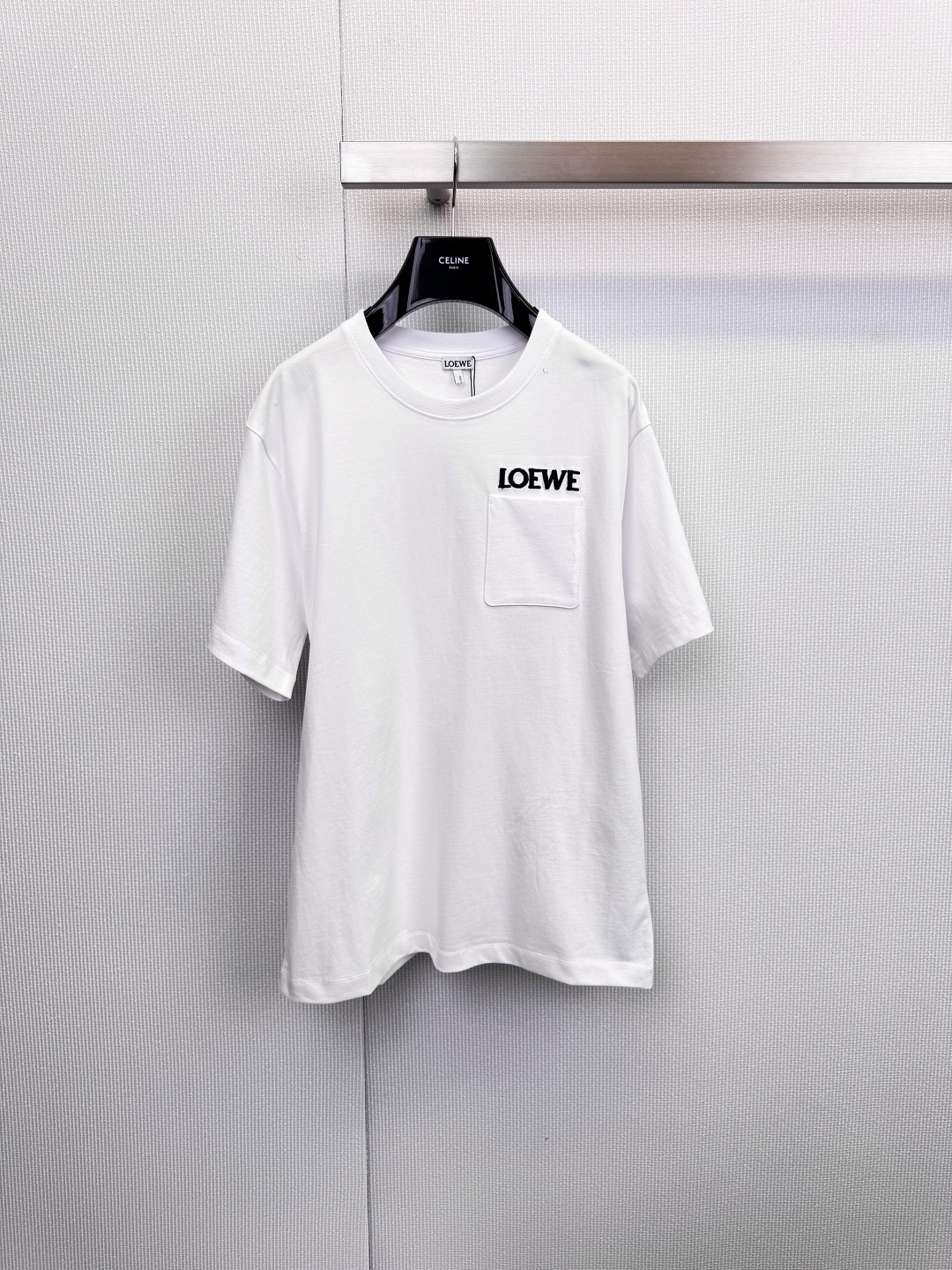 NO:625505,LOEWE's classic logo T-shirt has extraordinary texture in its simplicity. LOEWE, which originates from Spain, is famous for its excellent leather craftsmanship and integrates this ultimate pursuit of materials into every daily item. This classic T-shirt is the best proof. It is made of high-quality cotton fabric and has a flexible and crisp outline with just the right weight. It feels soft and skin-friendly, and the wearing experience is extraordinary. The design is simplified, and only the left chest is decorated with exquisite white 'LOEWE'  Brand logo, low-key but clearly showing luxury identity. Unique practical pocket design  It not only adds layering to the look, but also integrates the brand's consistent pragmatic aesthetics. It provides three versatile colors, namely vibrant orange, pure white, and classic black, to meet the needs of different styles. It goes beyond ordinary white T-shirts and defines new standards for daily wear with top-notch fabrics and sophisticated tailoring. The simple brand logo and practical pocket design show LOEWE's low-key in every detail.  Luxurious, three classic colors, easy to build a capsule wardrobe, it is a versatile item to create a high-end daily look, whether worn alone with jeans or casual pants, showing a refreshing and neat style; or as an inner layer, with the brand logo looming under the jacket, it can easily enhance the texture of the overall look. Size SML, loewe, jeans, jackets  & coats,tees,t-shirt,alexander wang19860909LOEWE 经典标识T恤,简约之中,见非凡质感,源自西班牙的LOEWE,以其卓越皮革工艺闻名于世,并将这份对材质的极致追求融入每一件日常单品.这款经典T恤便是最佳印证,精选高品质棉质面料,以恰到好处的克重呈现柔韧挺括的轮廓,触感柔软亲肤,穿着体验舒适非凡,设计上化繁为简,仅在左胸位置饰以精致的白色“LOEWE” 品牌标识,低调而清晰地彰显奢华身份.独特的实用口袋设计 不仅增添了造型的层次感,更融入了品牌一贯的实用主义美学.提供活力橙色、纯净白色、经典黑色三款百搭色系,满足不同风格的穿搭需求,超越普通的白T恤,以顶尖面料与精良剪裁定义日常穿着的新标准,简约的品牌标识与实用的口袋设计,于细微处展现LOEWE的低调奢华,三种经典配色,轻松构建胶囊衣橱,是打造高级感日常造型的万能单品,无论是单穿搭配牛仔裤或休闲裤,展现清爽利落的风格；亦或是作为内搭,在外套下若隐若现地露出品牌标识,都能轻松提升整体造型的质感.码数SML,,loewe,jeans,jackets & coats,tees，t-shirt,alexander wang,Women's clothing