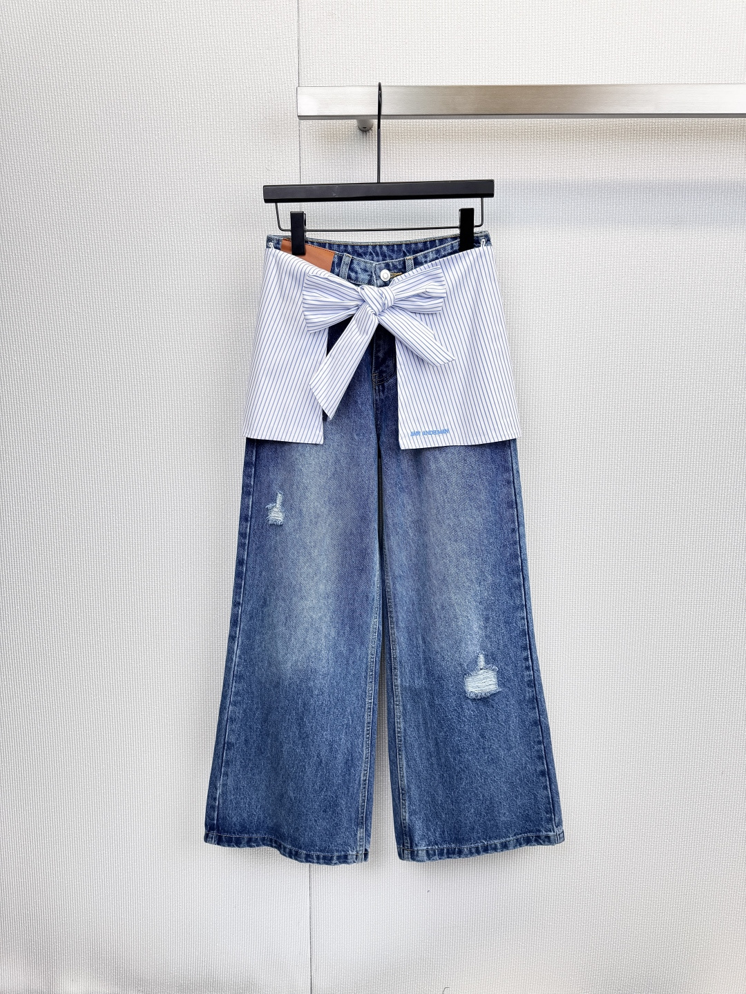 NO:625566,ANN ANDELMAN  High-waisted wide-leg jeans are lazy and frank, reinventing the retro modern style. The smooth lines spread from the thighs to the trouser legs, perfectly modifying the leg shape, creating a sense of relaxation and grandeur in one step. The natural holes at the knees inject uninhibited breathing into the retro denim, breaking the monotony. Practical waist design, high-waist tailoring to fit the waist, with simple buttons, visually optimized proportions, making you look taller and slimmer, and using solid texture cotton.  Made of high-quality denim, it retains a clear texture, is crisp and stylish without sacrificing comfort. The mid-blue tone has moderate saturation and is both classic and fashionable. It can easily match the colors of various tops. A pair of 'universal pants' that can control a variety of styles, whether it is retro, casual or commuting. It carries the soul of freedom with a loose silhouette and tells a personal attitude with a hole - making daily wear also have a style narrative.  Code numberSML,,jeans,alexander wang19860909ANN ANDELMAN 高腰阔腿牛仔裤,慵懒率性,重塑复古摩登风,从大腿至裤脚展开的流畅线条,完美修饰腿型,一步穿出松弛感与大气场,膝盖处自然破洞处理,为复古丹宁注入不羁的呼吸感,打破单调,实用腰头设计,高腰剪裁贴合腰部,搭配简约纽扣,视觉上优化比例,显高显瘦,选用质感扎实的棉质牛仔布,保留清晰纹理,挺括有型却不失舒适度,中蓝色调饱和度适中,兼具经典感与时髦度,轻松匹配各类上衣色彩,一条能驾驭多种风格的“万能裤”,无论是复古、休闲还是通勤造型皆可胜任,以宽松轮廓承载自在灵魂,用一道破洞诉说个性态度——让日常穿搭,亦有风格叙事. 码数SML,,jeans,alexander wang,Women's clothing