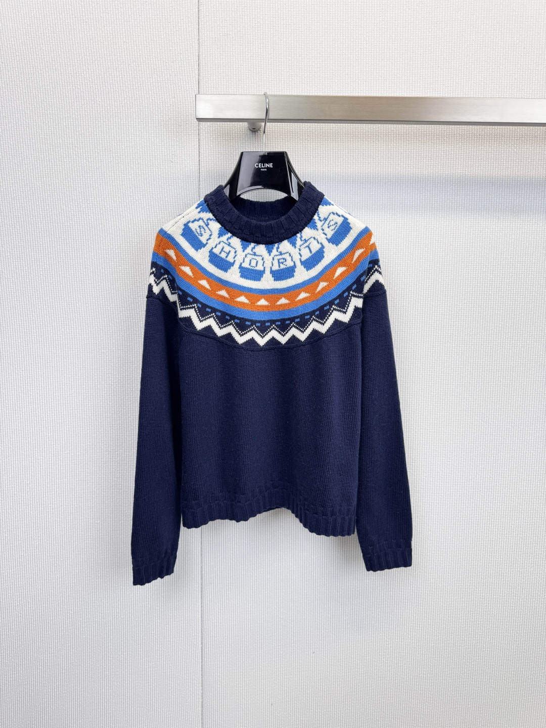 NO:625583,SHORT SENTENCE  Small cable car Fair Isle knitted top, a winter fairy tale, weaves the color poem of the ski resort, Fair Isle jacquard narrative, the neckline is surrounded by blue/white/orange geometric color blocks, and uses traditional knitting techniques to depict ski lifts, snowflakes and English letter patterns, weaving the joyful scenes of snow mountain vacations into soft wool. The warm khaki color is as healing as hot cocoa, and the deep navy blue tone is as quiet as the snowy mountains at night.  Mi, meets the needs of different styles of winter styling. It selects high-quality wool blended yarn to maintain a fluffy and soft touch while ensuring warmth. The loose and moderate silhouette design can maintain neat lines when worn with a turtleneck or worn alone. When the cable car slowly climbs among the knitted patterns, each coil is wrapped with the romantic secret of winter. Size SML, alexander  wang19860909SHORT SENTENCE 小缆车费尔岛针织上衣,冬日童话,织就滑雪场的色彩诗篇,费尔岛提花叙事,领口环绕蓝/白/橙几何色块,以传统针织工艺描绘滑雪缆车、雪花与英文字母图案,将雪山度假的欢愉场景编织进柔软毛线中,温暖卡其色系如热可可般治愈,深邃藏蓝色调似夜幕雪山般静谧,满足不同风格的冬日造型需求,精选优质羊毛混纺纱线,保持蓬松柔软触感的同时确保保暖性,宽松适中的廓形设计,内搭高领衫或单穿皆能保持利落线条,当缆车在针织纹路间缓缓攀升,每个线圈都缠绕着属于冬日的浪漫秘密.码数SML,,alexander wang,Women's clothing