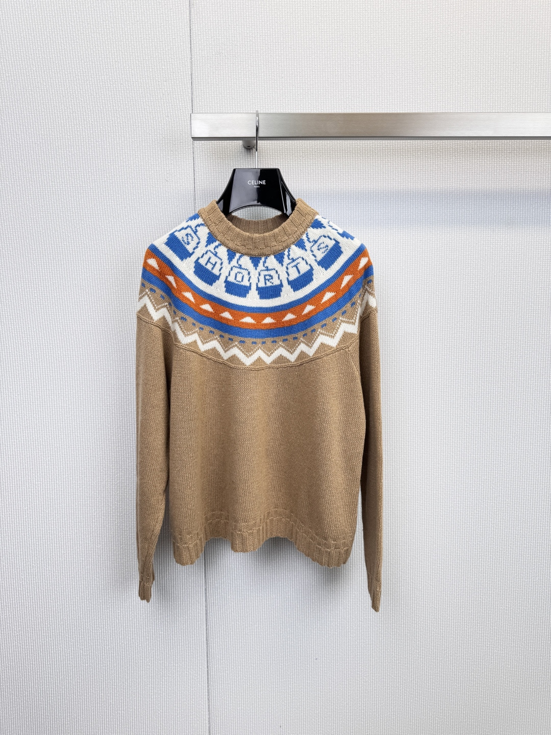 NO:625598,SHORT SENTENCE  Small cable car Fair Isle knitted top, a winter fairy tale, weaves the color poem of the ski resort, Fair Isle jacquard narrative, the neckline is surrounded by blue/white/orange geometric color blocks, and uses traditional knitting techniques to depict ski lifts, snowflakes and English letter patterns, weaving the joyful scenes of snow mountain vacations into soft wool. The warm khaki color is as healing as hot cocoa, and the deep navy blue tone is as quiet as the snowy mountains at night.  Mi, meets the needs of different styles of winter styling. It selects high-quality wool blended yarn to maintain a fluffy and soft touch while ensuring warmth. The loose and moderate silhouette design can maintain neat lines when worn with a turtleneck or worn alone. When the cable car slowly climbs among the knitted patterns, each coil is wrapped with the romantic secret of winter. Size SML, alexander  wang19860909SHORT SENTENCE 小缆车费尔岛针织上衣,冬日童话,织就滑雪场的色彩诗篇,费尔岛提花叙事,领口环绕蓝/白/橙几何色块,以传统针织工艺描绘滑雪缆车、雪花与英文字母图案,将雪山度假的欢愉场景编织进柔软毛线中,温暖卡其色系如热可可般治愈,深邃藏蓝色调似夜幕雪山般静谧,满足不同风格的冬日造型需求,精选优质羊毛混纺纱线,保持蓬松柔软触感的同时确保保暖性,宽松适中的廓形设计,内搭高领衫或单穿皆能保持利落线条,当缆车在针织纹路间缓缓攀升,每个线圈都缠绕着属于冬日的浪漫秘密.码数SML,,alexander wang,Women's clothing