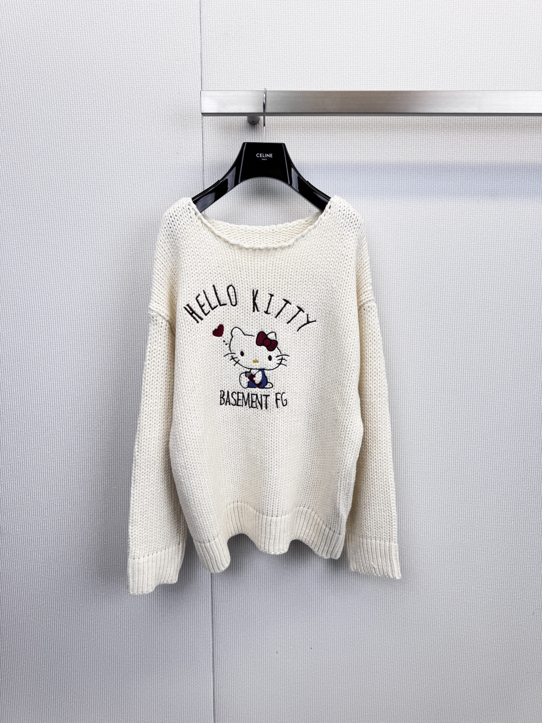 NO:625540,Basement FGHELLO KITTY co-branded sweater, off-white is super gentle, and the loose one-word collar design brings a sense of laziness. Hello Kitty wears a red bow on the chest, which is directly sweet. It has 50% wool content, warm and skin-friendly. It is a C-level item that takes into account both temperature and style in autumn and winter. Come and get your girly heart sweater. This off-white knitted sweater brings a lazy and casual atmosphere with a simple and loose fit. Classic HELLO  The KITTY pattern is the finishing touch to the whole, injecting a touch of playful childlike interest into the simple style. Whether it is paired with a skirt or jeans, it can easily create a warm and fashionable daily look. Let the cute Hello Kitty accompany you through this autumn and winter. Size SML, skirts, jeans, sweaters, alexander wang19860909Basement FGHELLO KITTY联名毛衣,米白色超显温柔,宽松的一字领设计自带慵懒感.胸前的凯蒂猫戴着红色蝴蝶结,直接甜度超标,50羊毛含量,保暖又亲肤,是秋冬季节兼顾温度与风度的C位单品,快来get你的少女心战衣,这款米白色针织毛衣,以简约的宽松版型带来慵懒随性的气息,经典的HELLO KITTY图案是整体的点睛之笔,为简约风格注入一丝俏皮童趣,无论是搭配半身裙还是牛仔裤,都能轻松营造出温暖又时尚的日常look,这个秋冬让可爱的凯蒂猫陪你温暖度过.码数SML,,skirts,jeans,sweaters,alexander wang,Women's clothing
