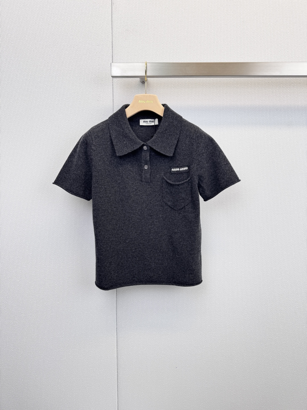 NO:625568,MiuMiu's new 2025 autumn and winter wool knitted lapel short sleeves. This short sleeve is too top-notch. It is made of wool. It feels soft and breathable when worn, and is not stuffy at all. This dark gray has a high-end feel. The Polo collar design is super age-reducing, smart and fashionable, with exquisite details and texture. The logo on the chest is low-key and classy. Whether it is paired with a skirt or jeans, you can easily achieve that effortless elegance. I really won't regret it if I close my eyes.  Size SML,,miumiu,skirts,jeans,T-shirt,alexander wang19860909MiuMiu2025秋冬新款羊毛针织翻领短袖,这件小短袖也太顶了,羊毛的,穿上身那叫一个软糯透气,一点都不闷热,这个深灰色高级感拉满,Polo领设计超减龄,又乖又时髦,精工细节,质感没得说,胸前的logo低调有品,不管是搭配半裙还是牛仔裤,都能轻松拿捏那种不费力的优雅感.真的闭眼入不后悔. 码数SML,,miumiu,skirts,jeans,T-shirt,alexander wang,Women's clothing