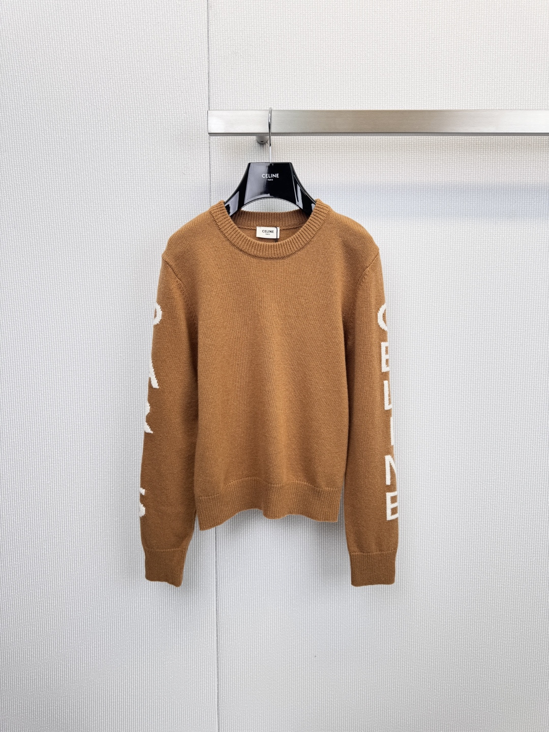 NO:625584,Celine  Logo badge sweater, classic camel color, luxurious texture, selected virgin wool, wrapping the body and mind with a delicate and soft touch, classic loose fit, free and unrestricted, interpreting lazy and casual contemporary elegance, the iconic 'CELINE' letter woven label on the sleeves and arms is highlighted in every detail  Extraordinary taste and exquisite craftsmanship ensure that every stitch can withstand scrutiny. The fit is just the right kind of loose, which hides the flesh and makes you look slim without being sluggish. The lazy atmosphere is directly full. Whether it is paired with a skirt or jeans, you can easily wear it with the effortless fashion of old money style!  This piece can really be worn for many years. Size SML,,celine,skirts,jeans,sweaters,alexander wang19860909Celine 标志徽章毛衣,经典驼色,奢享质感,甄选初剪羊毛,以细腻柔软的触感包裹身心,经典宽松版型,自在不拘束,诠释慵懒随性的当代优雅,袖臂处标志性“CELINE”字母织标,于细节处彰显不凡品味,精湛工艺确保每一处针脚都经得起推敲,版型是那种恰到好处的宽松,藏肉显瘦又不拖沓,慵懒氛围感直接拉满,不管是搭配半裙还是牛仔裤,都能轻松穿出老钱风那股不费力的时髦感！这件真的可以穿很多年. 码数SML,,celine,skirts,jeans,sweaters,alexander wang,Women's clothing