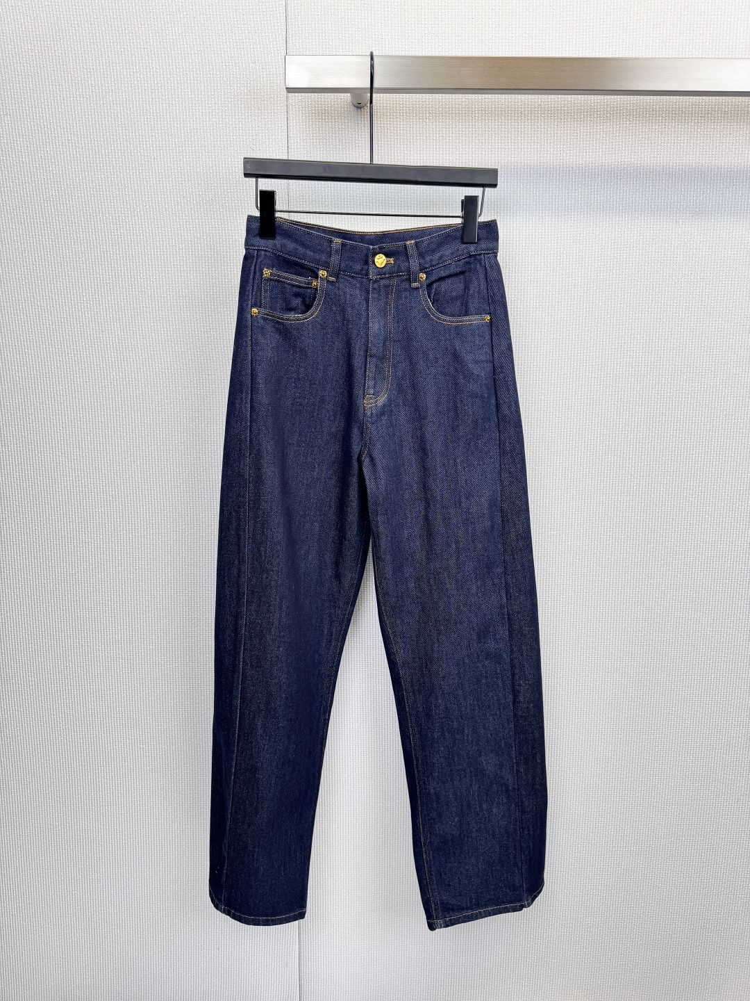 NO:626696,IMMI's new autumn and winter retro versatile stretch washed denim straight wide-leg pants. These jeans are based on their retro straight wide-leg shape. The dark blue washed fabric shows natural texture and color difference, creating a classic retro atmosphere. The overall design emphasizes looseness and comfort, which is perfect for  It is very tolerant to all body types and perfectly blends fashion sense and practicality. The loose trouser leg design not only follows the current retro trend, but also ensures an unrestrained feeling of wearing. The fabric has been specially washed to present a unique distressed effect and soft tones.  Every texture adds uniqueness. The fabric composition is 70% cotton, 29% polyester fiber and 1% spandex. The high cotton content ensures a skin-friendly and breathable texture, while the addition of spandex brings excellent elasticity to the pants, allowing for more freedom of movement. The polyester fiber helps to keep the shape stiff.  Included, the yellow buttons on the waist echo the yellow stitching on the front pocket, becoming eye-catching decorative details on the dark blue denim. This pair of jeans is a versatile item that combines retro style with modern comfort. Size SML,,jeans,alexander  wang19860909IMMI秋冬新款复古百搭弹力水洗牛仔直筒阔腿裤,这条牛仔裤以其复古直筒阔腿版型为核心,深蓝色水洗面料呈现出自然的纹理与色差,营造出经典的复古氛围,整体设计强调宽松舒适,对各种体型都有很好的包容性,完美融合了时尚感与实穿性,宽松的裤腿设计不仅追随了当下的复古风潮,也确保了穿着的无拘束感,面料经过特殊水洗处理,呈现出独特的做旧效果和柔和色调,每一处纹理都增添了独特性,面料成分为70棉、29聚酯纤维和1氨纶,高含棉量保证了亲肤透气的质感,而氨纶的加入则为裤子带来了优异的弹性,活动更加自如.聚酯纤维则有助于保持版型挺括,腰部的黄色纽扣与前袋的黄色缝线相呼应,成为深蓝色牛仔布上亮眼的装饰细节,这条牛仔裤是一款兼具复古风格与现代舒适感的百搭单品.码数SML,,jeans,alexander wang,Women's clothing