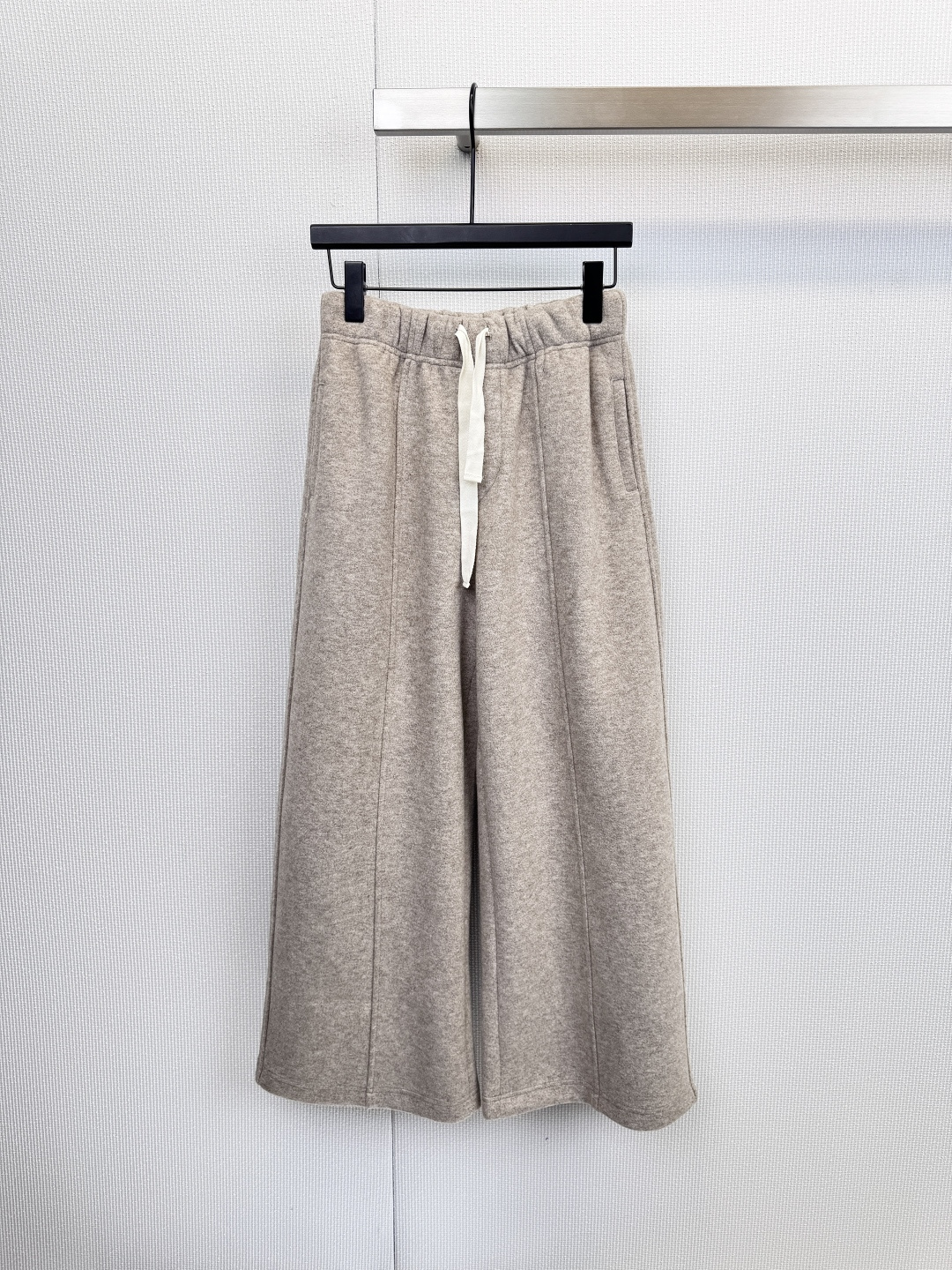 NO:626687,RARELY ALIKE  Drawstring silhouette straight-leg woolen casual pants. This casual pants adopts the popular straight-leg wide-leg silhouette, leaving ample space from the waist to the toes. It can not only perfectly hide the shortcomings of the legs, but also elongate the body proportions through neat straight lines, creating a casual and chic urban atmosphere. Whether paired with a tight top or a loose sweater, you can easily create a layered fashionable look. The fabric is the essence of these pants.  The overall fabric thickness is moderate and the texture is soft and waxy. It is an excellent choice for both style and temperature in autumn and winter. The design language is simple but not simple. The waist adopts a convenient drawstring design, which can not only freely adjust the waist size to meet the needs of various body shapes. The embellishment of the white rope belt (light khaki and gray) breaks the monotony and adds a casual and sporty atmosphere. The classic diagonal pocket design is retained, taking into account both beauty and practicality, making it convenient to place small items.  code number SML,,sweaters,alexander wang19860909RARELY ALIKE 抽绳廓形直筒毛呢休闲裤,这款休闲裤采用当下流行的直筒阔腿廓形,从腰部到脚口留有充裕的空间感,它不仅能完美隐藏腿部小缺点,更能通过利落的直线条拉长身材比例,营造出随性又潇洒的都市氛围,无论是搭配紧身上衣还是宽松毛衣,都能轻松打造出层次感十足的时髦造型,面料是这条裤子的精髓所在,整体面料厚薄适中,质感软糯,是秋冬季节兼顾风度与温度的绝佳选择,简约不简单的设计语言,腰部采用便捷的抽绳设计,不仅能自由调节腰围大小,满足多种身材需求,其白色绳带（浅卡其色和灰色款）的点缀更打破了单调,增添了休闲运动气息,保留经典斜插口袋设计,兼顾美观与实用性,方便放置小物. 码数SML,,sweaters,alexander wang,Women's clothing