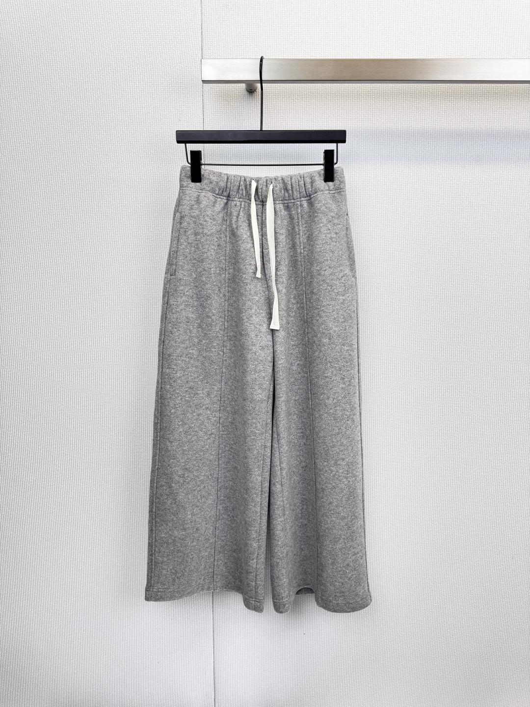 NO:626677,There is plenty of space to the feet. Not only can it perfectly hide the shortcomings of the legs, it can also elongate the body proportions through neat straight lines, creating a casual and chic urban atmosphere. Whether it is paired with a tight top or a loose sweater, it can easily create a layered fashionable look. The fabric is the essence of these pants. The overall fabric is moderately thick and has a soft texture, perfect for autumn and winter.  It is an excellent choice that takes into account both style and temperature in the season. It has a simple but not simple design language. The waist adopts a convenient drawstring design, which can not only freely adjust the waist size to meet the needs of various body shapes, but the embellishment of the white rope belt (light khaki and gray) breaks the monotony and adds a casual and sporty atmosphere. It retains the classic slant pocket design, taking into account both beauty and practicality, making it convenient to place small items.  code number SML,,sweaters,alexander wang19860909到脚口留有充裕的空间感,它不仅能完美隐藏腿部小缺点,更能通过利落的直线条拉长身材比例,营造出随性又潇洒的都市氛围,无论是搭配紧身上衣还是宽松毛衣,都能轻松打造出层次感十足的时髦造型,面料是这条裤子的精髓所在,整体面料厚薄适中,质感软糯,是秋冬季节兼顾风度与温度的绝佳选择,简约不简单的设计语言,腰部采用便捷的抽绳设计,不仅能自由调节腰围大小,满足多种身材需求,其白色绳带（浅卡其色和灰色款）的点缀更打破了单调,增添了休闲运动气息,保留经典斜插口袋设计,兼顾美观与实用性,方便放置小物. 码数SML,,sweaters,alexander wang,Women's clothing