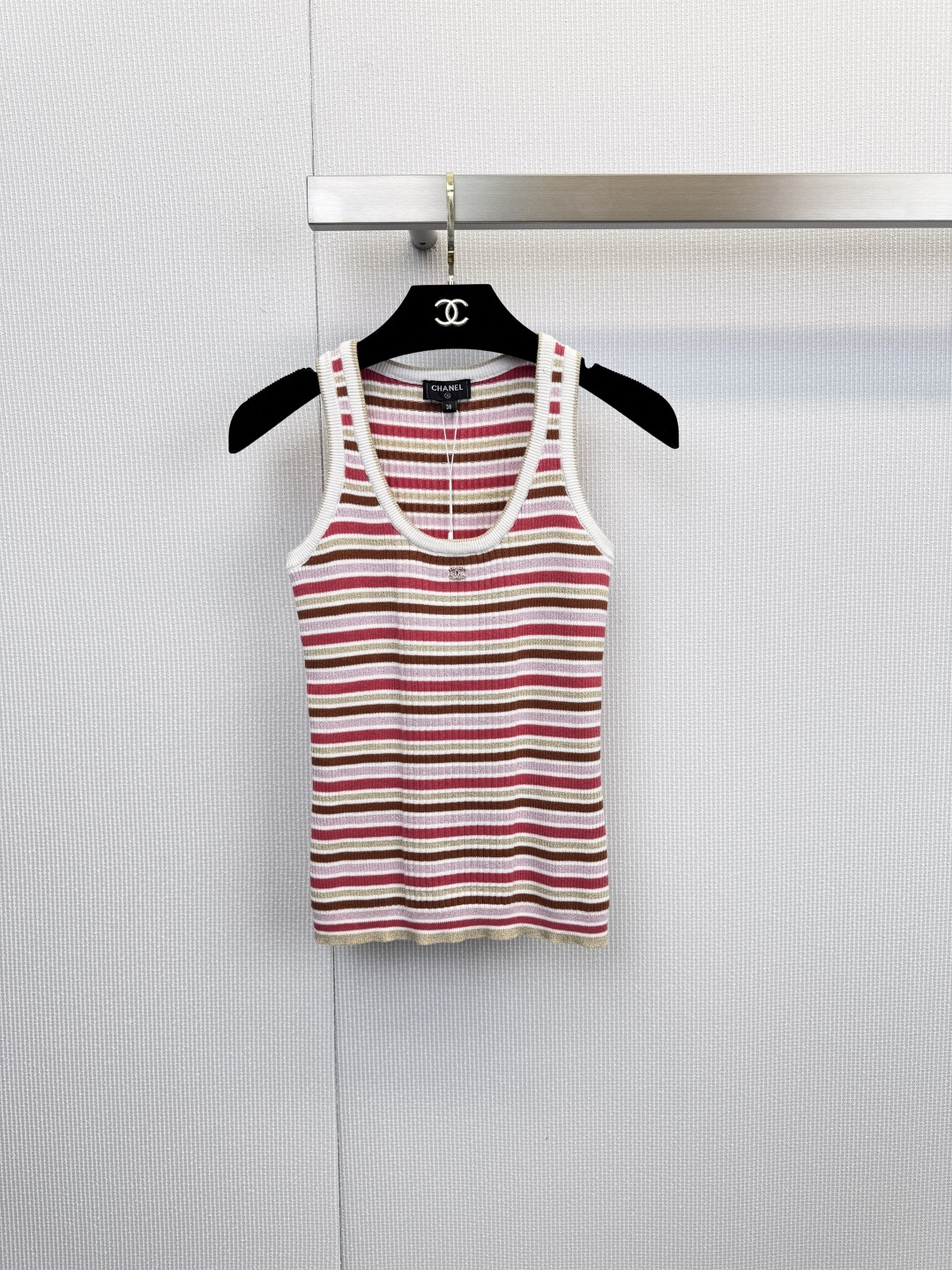 NO:626661,CHANEL's classic striped knitted vest meets French elegance. It interprets Chanel's iconic fashion code with flexible knitting and integrates the relaxed and comfortable seaside resort style into your daily wardrobe. This vest uses the brand's classic ribbed knitting technology, and is interwoven with stripes in warm colors such as pink, terracotta, and beige to create a rich  The sense of layering is like bathing in the sunset on the French Riviera coast. The fabric is made of 73 cotton base, and is cleverly blended with 10 precious cashmere and shiny metallic fibers. While ensuring skin-friendly and breathable, it also gives the clothes a light drape and casual luxury. The color block sequence is of different widths.  The series continues Ms. Chanel's inspiration from the sailor suit, full of vitality and elegant rhythm. The neckline and shoulder straps are outlined with white trim, with special button tabs, showing exquisite craftsmanship in the details. It combines the softness of cotton and the delicacy of cashmere. The next-to-skin wearing experience is unparalleled. The silhouette is loose yet muscular, and can be matched with  Pair it with high-waisted wide-leg pants and a straw bag to create a casual French style; or wear it with a solid-color blazer to inject a bright color into your commuting look and easily balance professionalism and fashion. Size SML,,chanel,chanel,espadrilles,jackets  & coats,business suit,alexander wang19860909CHANEL经典条纹针织背心,邂逅法式优雅,以柔韧针织诠释香奈儿标志性的时尚密码,将海滨度假风的轻松惬意融入日常衣橱,这款背心采用品牌经典的罗纹针织工艺,以粉红、赤陶、米金等暖色调条纹交织出丰富的层次感,仿佛沐浴在落日余晖下的法国里维埃拉海岸.面料甄选73棉质基底,并巧妙融入10珍贵羊绒与具有光泽感的金属纤维,在保证亲肤透气的同时,赋予衣物轻盈的垂坠感与不经意间的奢华,宽窄不一的色块序列,延续了香奈儿女士源于水手服的灵感,充满活力与优雅韵律,领口与肩带以白色镶边勾勒,搭配特制纽扣袢,于细节处彰显精湛工艺,融合棉的柔软与羊绒的细腻,贴肤穿着体验无与伦比,廓形宽松却不失筋骨,可搭配高腰阔腿裤与草编包,演绎慵懒随性的法式风情；或外搭纯色西装外套,为通勤造型注入一抹亮色,轻松平衡专业感与时尚度.码数SML,,chanel,chanel,espadrilles,jackets & coats,business suit,alexander wang,Women's clothing