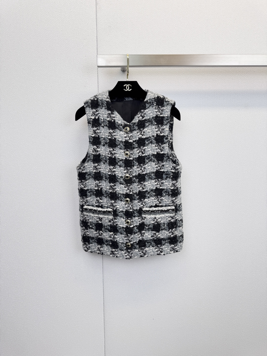 NO:626603,Chanel's classic woolen plaid vest. With its exquisite woolen fabric and classic design, this vest shows the brand's consistent elegance and fashion taste. The vest adopts a classic sleeveless V-neck design with a simple and neat silhouette. The front is equipped with a row of exquisite gold/pink buttons. There are practical pockets on both sides below. One of the pockets has purple trim embellishment on the edge. The details are exquisite. The main body is made of woolen plaid fabric, which provides a variety of fashionable colors.  The choice of fabrics is 46% wool, 28% nylon, 17% alpaca, and 9% polyester fiber. This combination ensures that the vest has a soft and comfortable touch, good warmth retention, and durability. In short, this Chanel woolen vest is a fashionable item that combines classic design, high-quality fabrics, and practical functions. It can easily inject elegance and luxury into daily wear. Size SML,,chanel,alexander  wang19860909Chanel经典粗纺格纹马甲,这款马甲以其精致的粗纺面料和经典设计,展现出品牌一贯的优雅与时尚品味,马甲采用经典的无袖V领设计,版型简约利落,前襟配有一排精致的金色/粉色纽扣,下方两侧设有实用口袋,其中一款的口袋边缘还有紫色饰边点缀,细节考究,主体采用粗纺格纹面料,提供了多种时尚配色选择,面料46羊毛、28锦纶、17羊驼毛、9聚酯纤维,这一组合确保了马甲兼具柔软舒适的触感、良好的保暖性和耐用性,总而言之,这款Chanel粗纺马甲是一件集经典设计、高品质面料与实用功能于一体的时尚单品,能轻松为日常穿搭注入优雅与高级感.码数SML,,chanel,alexander wang,Women's clothing
