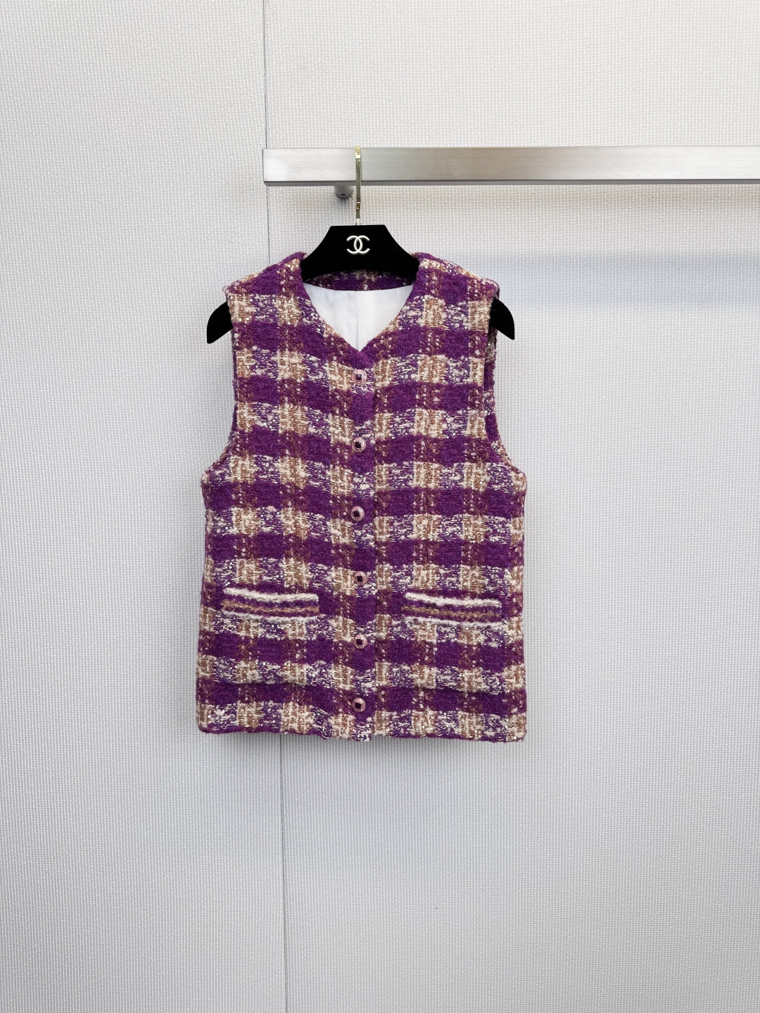 NO:626594,Chanel's classic woolen plaid vest. With its exquisite woolen fabric and classic design, this vest shows the brand's consistent elegance and fashion taste. The vest adopts a classic sleeveless V-neck design with a simple and neat silhouette. The front is equipped with a row of exquisite gold/pink buttons. There are practical pockets on both sides below. One of the pockets has purple trim embellishment on the edge. The details are exquisite. The main body is made of woolen plaid fabric, which provides a variety of fashionable colors.  The choice of fabrics is 46% wool, 28% nylon, 17% alpaca, and 9% polyester fiber. This combination ensures that the vest has a soft and comfortable touch, good warmth retention, and durability. In short, this Chanel woolen vest is a fashion item that combines classic design, high-quality fabrics, and practical functions. It can easily inject elegance and luxury into daily wear. Size SML,,chanel,alexander  wang19860909Chanel经典粗纺格纹马甲,这款马甲以其精致的粗纺面料和经典设计,展现出品牌一贯的优雅与时尚品味,马甲采用经典的无袖V领设计,版型简约利落,前襟配有一排精致的金色/粉色纽扣,下方两侧设有实用口袋,其中一款的口袋边缘还有紫色饰边点缀,细节考究,主体采用粗纺格纹面料,提供了多种时尚配色选择,面料46羊毛、28锦纶、17羊驼毛、9聚酯纤维,这一组合确保了马甲兼具柔软舒适的触感、良好的保暖性和耐用性,总而言之,这款Chanel粗纺马甲是一件集经典设计、高品质面料与实用功能于一体的时尚单品,能轻松为日常穿搭注入优雅与高级感.码数SML,,chanel,alexander wang,Women's clothing
