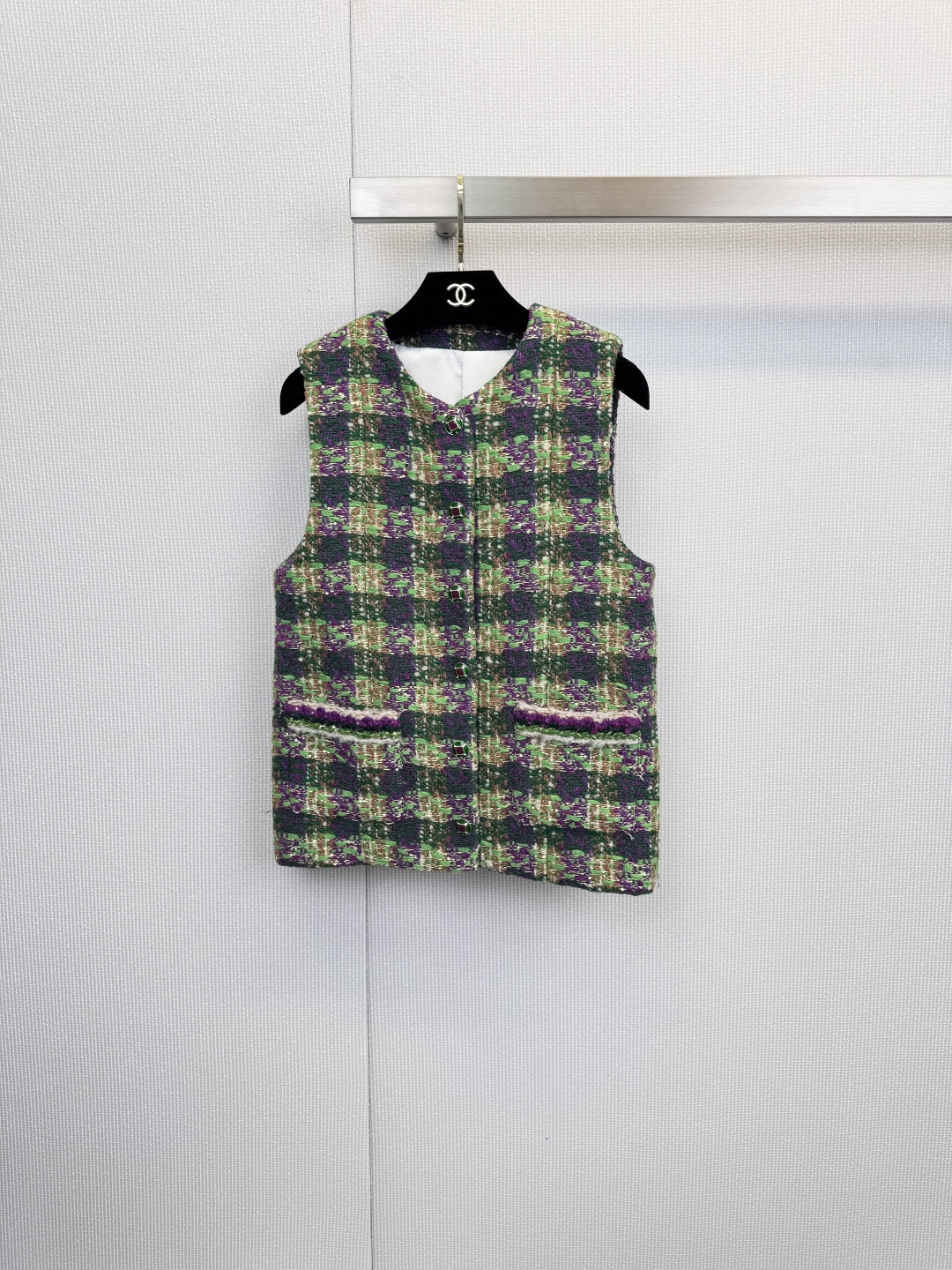 NO:626577,Chanel's classic woolen plaid vest. With its exquisite woolen fabric and classic design, this vest shows the brand's consistent elegance and fashion taste. The vest adopts a classic sleeveless V-neck design with a simple and neat silhouette. The front is equipped with a row of exquisite gold/pink buttons. There are practical pockets on both sides below. One of the pockets has purple trim embellishment on the edge. The details are exquisite. The main body is made of woolen plaid fabric, which provides a variety of fashionable colors.  The choice of fabrics is 46% wool, 28% nylon, 17% alpaca, and 9% polyester fiber. This combination ensures that the vest has a soft and comfortable touch, good warmth retention, and durability. In short, this Chanel woolen vest is a fashion item that combines classic design, high-quality fabrics, and practical functions. It can easily inject elegance and luxury into daily wear. Size SML,,chanel,alexander  wang19860909Chanel经典粗纺格纹马甲,这款马甲以其精致的粗纺面料和经典设计,展现出品牌一贯的优雅与时尚品味,马甲采用经典的无袖V领设计,版型简约利落,前襟配有一排精致的金色/粉色纽扣,下方两侧设有实用口袋,其中一款的口袋边缘还有紫色饰边点缀,细节考究,主体采用粗纺格纹面料,提供了多种时尚配色选择,面料46羊毛、28锦纶、17羊驼毛、9聚酯纤维,这一组合确保了马甲兼具柔软舒适的触感、良好的保暖性和耐用性,总而言之,这款Chanel粗纺马甲是一件集经典设计、高品质面料与实用功能于一体的时尚单品,能轻松为日常穿搭注入优雅与高级感.码数SML,,chanel,alexander wang,Women's clothing