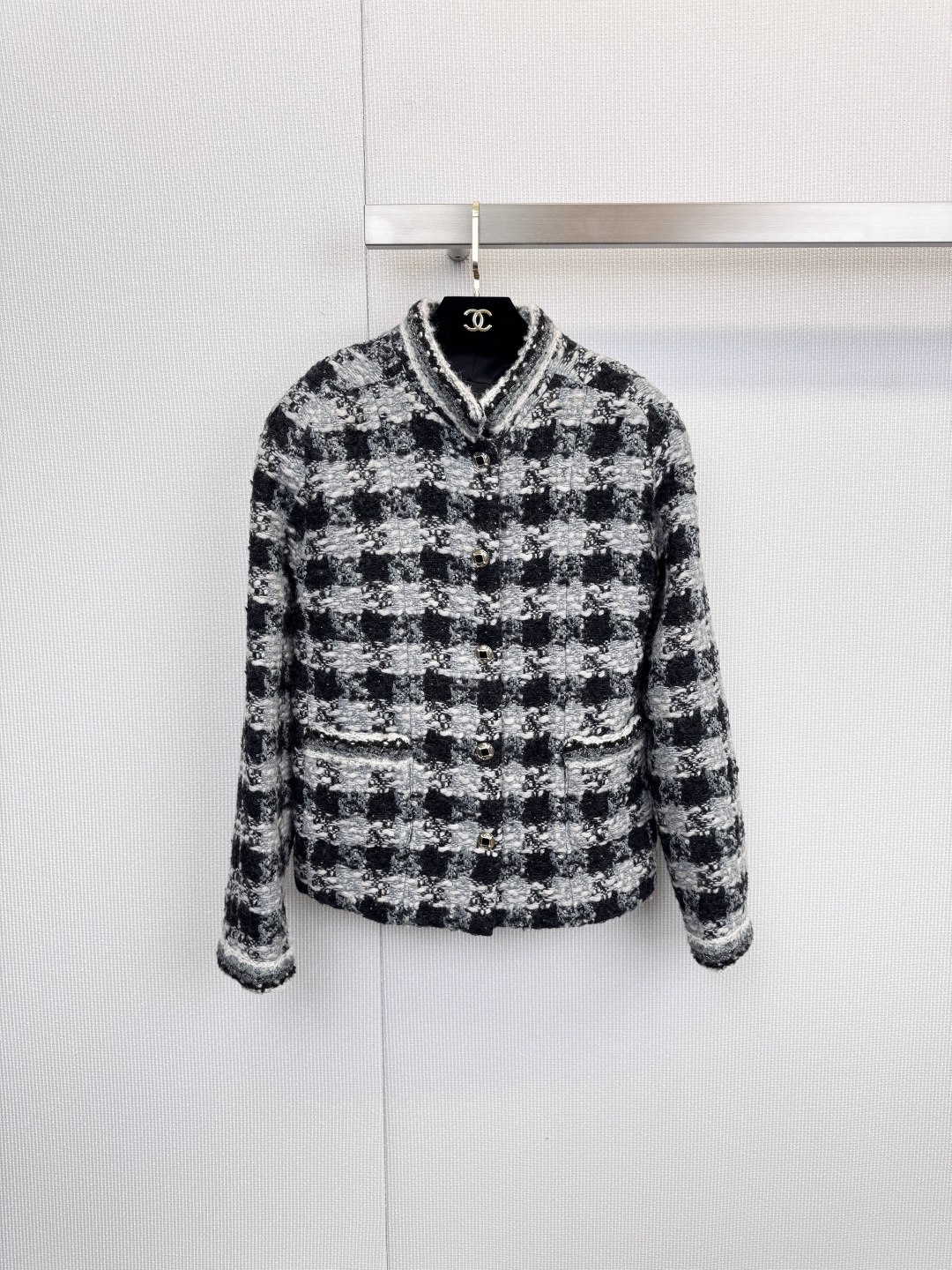 NO:626651,CHANEL's iconic slub jacket defines timeless elegance. Each CHANEL slub jacket is an immortal chapter in the history of fashion. This product continues the essence of the brand, using unique tweed fabrics to interpret the pinnacle of French elegance. The crisp yet soft silhouette perfectly modifies the body shape and exudes calmness in every gesture. We are here for you  Presenting three classic colors to meet the individual expression of different occasions, the classic black and white houndstooth is a fashion symbol that never fades. The sharp contrasting colors and white piping complement each other. The style is simple and modern, and it is an indispensable and versatile item in the wardrobe. The elegant purple and brown mixed plaid uses romantic purple as the main tone, and cleverly integrates beige and light brown. The colors are harmonious and layered.  Showing a gentle and noble temperament, the bold and harmonious color matching art of retro green and purple interlaced plaid, the collision of green, purple and brown, is full of vitality, with the trim decoration on the collar and cuffs, highlighting the unique retro charm. The brand's pursuit of quality is reflected in every detail. The jacket is made of precious blended fabrics (55 wool, 28 polyamide, 11 alpaca, 8  Polyester fiber), ensuring excellent warmth, durability and skin-friendly touch. The lining is polyester fiber, providing a smooth wearing experience. Each metal button and precise stitching are a silent interpretation of advanced craftsmanship. This is not just a jacket, but an investment item that can be passed down from generation to generation. Code,,chanel,jackets  & coats,alexander wang19860909CHANEL标志性粗纺外套,定义永恒优雅,每一件CHANEL粗纺外套,都是时尚史册中的不朽篇章,本品延续品牌精髓,以独具匠心的粗花呢面料,演绎法式优雅的巅峰,挺括而不失柔软的轮廓,完美修饰身形,于举手投足间散发从容气度,我们为您呈现三种经典配色,满足不同场合的个性表达,经典黑白千鸟格永不褪色的时尚符号,鲜明的对比色与白色滚边相得益彰,风格简约现代,是衣橱中不可或缺的百搭圣品,雅致紫棕混合格纹以浪漫的紫色为主调,巧妙融入米色与浅棕,色彩和谐而富有层次,尽显温婉高贵气质,复古绿紫交织格纹大胆而和谐的配色艺术,绿色、紫色与棕色的碰撞,焕发盎然生机,搭配领口、袖口的镶边装饰,彰显独特复古韵味,品牌对品质的追求体现在每一处细节.外套采用珍贵混纺面料（55羊毛、28聚酰胺、11羊驼毛、8聚酯纤维）,确保了优异的保暖性、耐久度与亲肤触感.内衬则为聚酯纤维,提供顺滑的穿着体验,每一颗金属纽扣与精准的缝线,皆是对高级工艺的无声诠释,这不仅仅是一件外套,更是一件可以世代相传的投资单品.码,,chanel,jackets & coats,alexander wang,Women's clothing