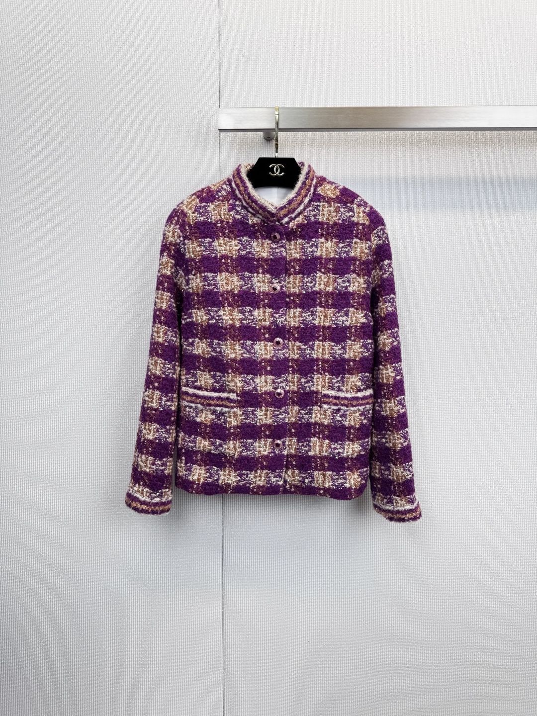 NO:626684,CHANEL's iconic slub jacket defines timeless elegance. Each CHANEL slub jacket is an immortal chapter in the history of fashion. This product continues the essence of the brand, using unique tweed fabrics to interpret the pinnacle of French elegance. The crisp yet soft silhouette perfectly modifies the body shape and exudes calmness in every gesture. We are here for you  Presenting three classic colors to meet the individual expression of different occasions, the classic black and white houndstooth is a fashion symbol that never fades. The sharp contrasting colors and white piping complement each other. The style is simple and modern, and it is an indispensable and versatile item in the wardrobe. The elegant purple and brown mixed plaid uses romantic purple as the main tone, and cleverly integrates beige and light brown. The colors are harmonious and layered.  Showing a gentle and noble temperament, the bold and harmonious color matching art of retro green and purple interlaced plaid, the collision of green, purple and brown, is full of vitality, with the trim decoration on the collar and cuffs, highlighting the unique retro charm. The brand's pursuit of quality is reflected in every detail. The jacket is made of precious blended fabrics (55 wool, 28 polyamide, 11 alpaca, 8  Polyester fiber), ensuring excellent warmth, durability and skin-friendly touch. The lining is polyester fiber, providing a smooth wearing experience. Each metal button and precise stitching are a silent interpretation of advanced craftsmanship. This is not just a jacket, but an investment item that can be passed down from generation to generation. Size, chanel, jackets  & coats,alexander wang19860909CHANEL标志性粗纺外套,定义永恒优雅,每一件CHANEL粗纺外套,都是时尚史册中的不朽篇章,本品延续品牌精髓,以独具匠心的粗花呢面料,演绎法式优雅的巅峰,挺括而不失柔软的轮廓,完美修饰身形,于举手投足间散发从容气度,我们为您呈现三种经典配色,满足不同场合的个性表达,经典黑白千鸟格永不褪色的时尚符号,鲜明的对比色与白色滚边相得益彰,风格简约现代,是衣橱中不可或缺的百搭圣品,雅致紫棕混合格纹以浪漫的紫色为主调,巧妙融入米色与浅棕,色彩和谐而富有层次,尽显温婉高贵气质,复古绿紫交织格纹大胆而和谐的配色艺术,绿色、紫色与棕色的碰撞,焕发盎然生机,搭配领口、袖口的镶边装饰,彰显独特复古韵味,品牌对品质的追求体现在每一处细节.外套采用珍贵混纺面料（55羊毛、28聚酰胺、11羊驼毛、8聚酯纤维）,确保了优异的保暖性、耐久度与亲肤触感.内衬则为聚酯纤维,提供顺滑的穿着体验,每一颗金属纽扣与精准的缝线,皆是对高级工艺的无声诠释,这不仅仅是一件外套,更是一件可以世代相传的投资单品.码数,,chanel,jackets & coats,alexander wang,Women's clothing