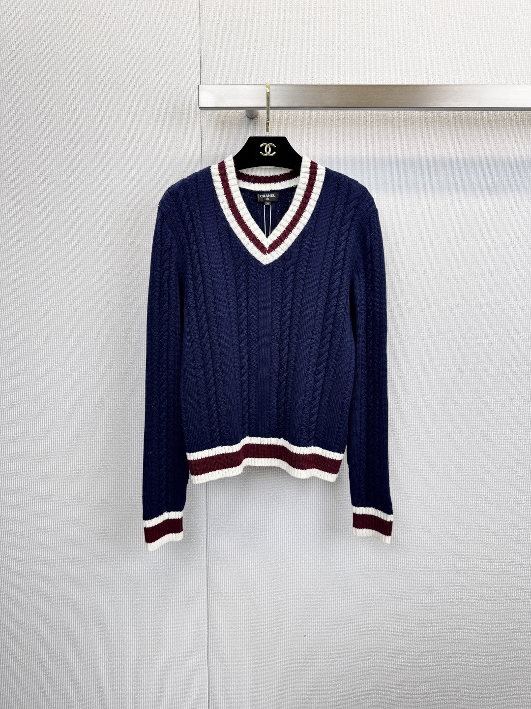 NO:626633,Chanel Chanel's classic V-neck cable knit cashmere sweater, pure cashmere, light texture, excellent warmth, skin-friendly and breathable, bringing unparalleled luxury and comfort experience. Inspired by the brand's tennis aesthetics, the body is made of three-dimensional cable knitting, and the V-neck design is matched with the iconic rib trimming on the cuffs and hem to interpret the classic sporty and elegant style. The brand logo on the left chest is a low-key highlight.  Brand identity, crisp silhouette, perfect body modification, available in two classic colors of pure off-white and deep navy blue, to meet the needs of different styles. It can be worn with a shirt to create an intellectual layering, or can be worn alone, easily integrated into a variety of occasions, showing low-key luxury taste. Size SML,,chanel,chanel,shirts,alexander  wang19860909Chanel香奈儿经典V领绞花针织羊绒衫,纯羊绒,质感轻盈,保暖性极佳,亲肤透气,带来无可比拟的奢华舒适体验,灵感源自品牌网球美学,衣身采用立体绞花编织,V领设计搭配袖口、下摆的标志性罗纹饰边,演绎经典运动优雅风格,左胸位置的品牌标识低调彰显品牌身份,版型挺括,完美修饰身形,提供纯净米白与深邃海军蓝两种经典配色,满足不同风格穿搭需求,既可搭配衬衫打造知性叠穿,亦可单独穿着,轻松融入多种场合,彰显低调奢华的品味.码数SML,,chanel,chanel,shirts,alexander wang,Women's clothing