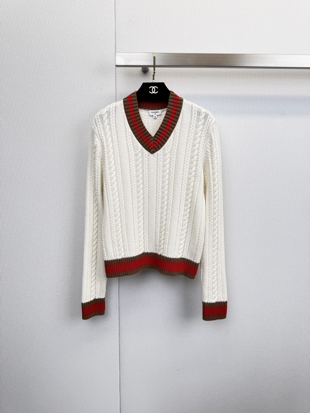 NO:626647,Chanel Chanel's classic V-neck cable knit cashmere sweater, pure cashmere, light texture, excellent warmth, skin-friendly and breathable, bringing unparalleled luxury and comfort experience. Inspired by the brand's tennis aesthetics, the body is made of three-dimensional cable knitting, and the V-neck design is matched with the iconic rib trimming on the cuffs and hem to interpret the classic sporty and elegant style. The brand logo on the left chest is a low-key highlight.  Brand identity, crisp silhouette, perfect body modification, available in two classic colors of pure off-white and deep navy blue, to meet the needs of different styles. It can be worn with a shirt to create an intellectual layering, or can be worn alone, easily integrated into a variety of occasions, showing low-key luxury taste. Size SML,,chanel,chanel,shirts,alexander  wang19860909Chanel香奈儿经典V领绞花针织羊绒衫,纯羊绒,质感轻盈,保暖性极佳,亲肤透气,带来无可比拟的奢华舒适体验,灵感源自品牌网球美学,衣身采用立体绞花编织,V领设计搭配袖口、下摆的标志性罗纹饰边,演绎经典运动优雅风格,左胸位置的品牌标识低调彰显品牌身份,版型挺括,完美修饰身形,提供纯净米白与深邃海军蓝两种经典配色,满足不同风格穿搭需求,既可搭配衬衫打造知性叠穿,亦可单独穿着,轻松融入多种场合,彰显低调奢华的品味.码数SML,,chanel,chanel,shirts,alexander wang,Women's clothing