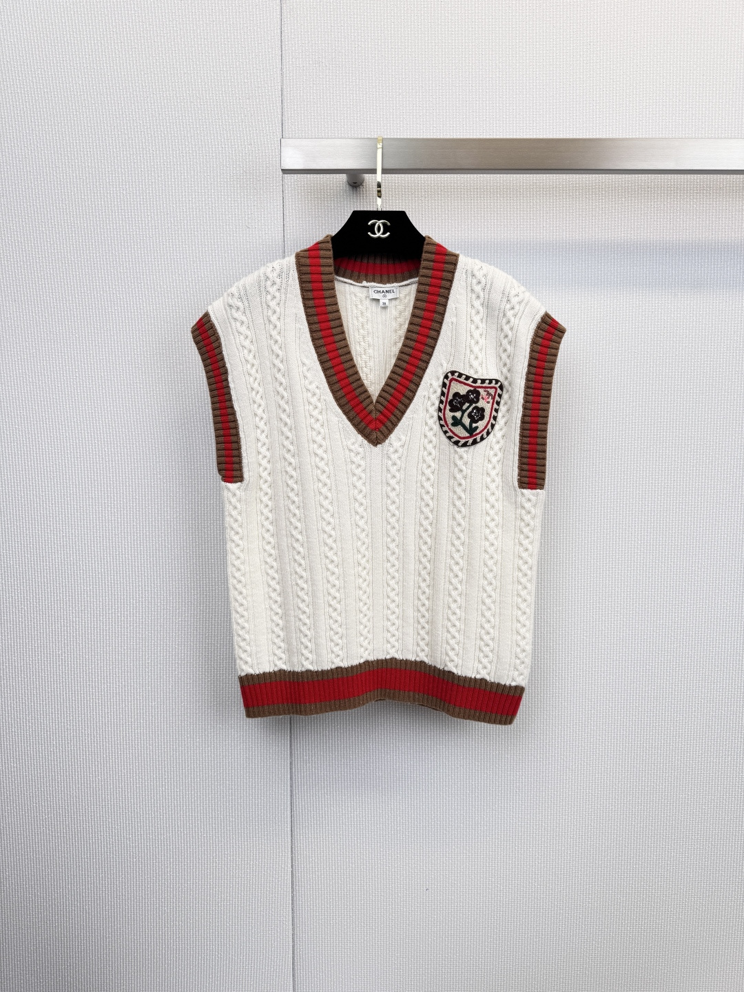 NO:626672,Chanel college-style V-neck knitted vest, this V-neck knitted item uses exquisite craftsmanship and luxurious fabrics to interpret modern elegance that transcends time. Each piece is an indispensable style cornerstone in the wardrobe. The shield-shaped badge embroidery on the left chest is embellished with delicate flowers or retro college-style patterns, highlighting the uniqueness of the details.  Every identity. The iconic striped trim on the cuffs, V-neck and hem comes from the brand archives, outlining a clear outline and becoming a casual style signature. The rare cashmere fabric gives the fabric an unparalleled soft touch and light warmth. When worn next to the skin, you can enjoy a skin-friendly experience like being wrapped in clouds. Classic cable stitch  The weaving process forms a three-dimensional twist pattern, which not only enriches the visual hierarchy, but also demonstrates the brand's persistent pursuit of handcraftsmanship, ensuring that the clothes will last forever. The elegant V-shaped neckline effectively modifies the neck and face lines. It can be layered with a shirt to create an intellectual look, or can be worn alone with a necklace, revealing a simple and casual charm.  , whether it is a knitted cardigan for autumn outer wear or a knitted vest for layering, its simple but not simple silhouette can be easily integrated into daily wear and enhance the sophistication of the overall outfit. Size SML, chanel, shirts, necklace, alexander  wang19860909Chanel学院风V领针织马甲,这件V领针织单品以精湛工艺与奢华面料,诠释了超越时光的现代优雅.每一件都是衣橱中不可或缺的风格基石,左胸口的盾形徽章刺绣,点缀以精致花朵或复古学院风图案,于细节处彰显不凡身份.袖口、V领及下摆处的标志性条纹饰边,源自品牌档案,勾勒出清晰轮廓,成为不经意的风格签名,珍稀羊绒面料,赋予织物无与伦比的柔软触感与轻盈保暖特性,贴肤穿着,尽享被云朵包裹般的亲肤体验,经典的绞花针织工艺,形成立体的麻花图案,不仅丰富了视觉层次,更展现了品牌对手工技艺的执着追求,确保衣物历久弥新,优雅的V字领口有效修饰颈部与脸部线条,既可内搭衬衫叠穿出知性造型,亦可单穿搭配项链,流露简约随性的魅力,无论是作为秋季外搭的针织开衫,还是用于层次叠穿的针织马甲,其简约而不简单的廓形都能轻松融入日常穿搭,提升整体着装的精致度.码数SML,,chanel,shirts,necklace,alexander wang,Women's clothing