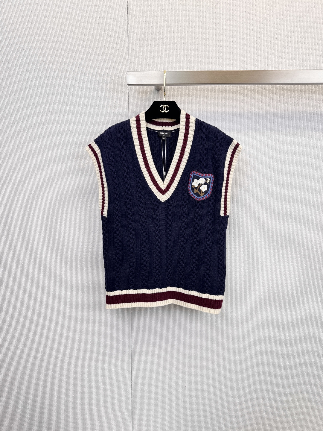 NO:626663,Chanel college-style V-neck knitted vest, this V-neck knitted item uses exquisite craftsmanship and luxurious fabrics to interpret modern elegance that transcends time. Each piece is an indispensable style cornerstone in the wardrobe. The shield-shaped badge embroidery on the left chest is embellished with delicate flowers or retro college-style patterns, highlighting the uniqueness of the details.  Every identity. The iconic striped trim on the cuffs, V-neck and hem comes from the brand archives, outlining a clear outline and becoming a casual style signature. The rare cashmere fabric gives the fabric an unparalleled soft touch and light warmth. When worn next to the skin, you can enjoy a skin-friendly experience like being wrapped in clouds. Classic cable stitch  The weaving process forms a three-dimensional twist pattern, which not only enriches the visual hierarchy, but also demonstrates the brand's persistent pursuit of handcraftsmanship, ensuring that the clothes will last forever. The elegant V-shaped neckline effectively modifies the neck and face lines. It can be layered with a shirt to create an intellectual look, or can be worn alone with a necklace, revealing a simple and casual charm.  , whether it is a knitted cardigan for autumn outer wear or a knitted vest for layering, its simple but not simple silhouette can be easily integrated into daily wear and enhance the sophistication of the overall outfit. Size SML, chanel, shirts, necklace, alexander  wang19860909Chanel学院风V领针织马甲,这件V领针织单品以精湛工艺与奢华面料,诠释了超越时光的现代优雅.每一件都是衣橱中不可或缺的风格基石,左胸口的盾形徽章刺绣,点缀以精致花朵或复古学院风图案,于细节处彰显不凡身份.袖口、V领及下摆处的标志性条纹饰边,源自品牌档案,勾勒出清晰轮廓,成为不经意的风格签名,珍稀羊绒面料,赋予织物无与伦比的柔软触感与轻盈保暖特性,贴肤穿着,尽享被云朵包裹般的亲肤体验,经典的绞花针织工艺,形成立体的麻花图案,不仅丰富了视觉层次,更展现了品牌对手工技艺的执着追求,确保衣物历久弥新,优雅的V字领口有效修饰颈部与脸部线条,既可内搭衬衫叠穿出知性造型,亦可单穿搭配项链,流露简约随性的魅力,无论是作为秋季外搭的针织开衫,还是用于层次叠穿的针织马甲,其简约而不简单的廓形都能轻松融入日常穿搭,提升整体着装的精致度.码数SML,,chanel,shirts,necklace,alexander wang,Women's clothing