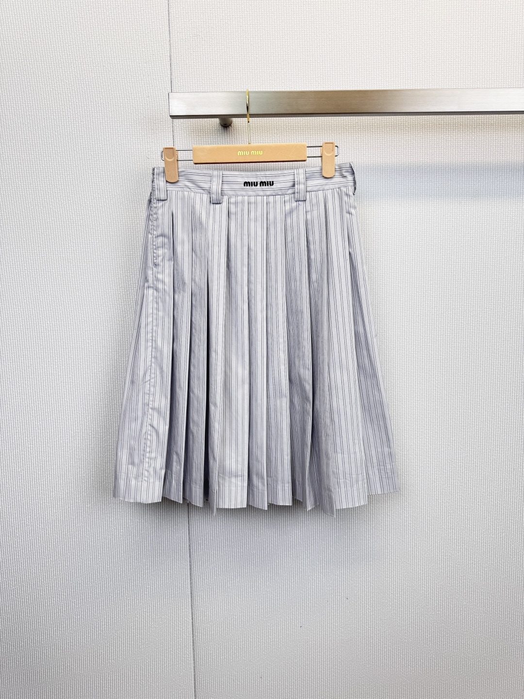 NO:628870,The Miu Miu striped skirt is an elegant encounter between classic pleats and modern stripes. It uses simple and neat lines to interpret the academic style aesthetics that are not easy to go out of style. It shows a unique and exquisite attitude in every detail. It selects pure cotton fabrics and outlines slender black vertical stripes with a light gray background. Combined with the smart and elegant pleated design, it is visually slim and stretched, and is full of rhythm when walking. It is equipped with a textured leather belt around the waist and has a clear black Miu imprint.  The Miu logo is the finishing touch, highlighting the brand's genes in simplicity. The fabric is skin-friendly and breathable, and can be matched in all seasons. This skirt can be matched with sweaters and shirts, replicating the classic preppy style, or can be mixed and matched with personalized items to interpret Miu's fashionable rebelliousness. It is an indispensable and versatile fashion item in the wardrobe. Size SML,, miumiu, skirts, shirts, alexander wang19860909Miu Miu条纹半裙,经典百褶与摩登条纹的优雅邂逅,以简约利落的线条,演绎不易过时的学院风美学,于每一个细节处彰显独特的精致态度,甄选纯棉面料,以浅灰底色勾勒纤细黑色竖条纹,结合灵动优雅的百褶设计,视觉上修身延展,行走间充满韵律感,腰间配有质感皮质腰带,压印清晰的黑色Miu Miu标识,成为点睛之笔,于简约中突显品牌基因,面料亲肤透气,四季皆宜搭配,这款半裙既能与针织衫、衬衫搭配,复刻经典预科生风格,亦可混搭个性单品,诠释Miu式的时髦叛逆,是衣橱中不可或缺的百搭时髦单品. 码数SML,,miumiu,skirts,shirts,alexander wang,Women's clothing