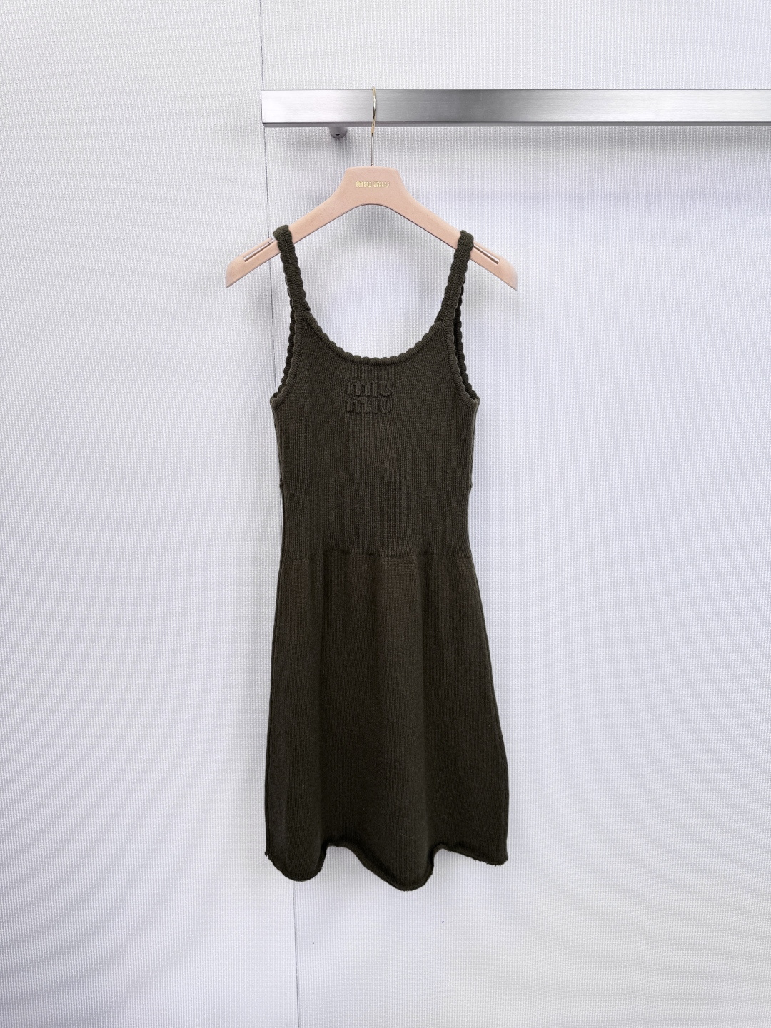 NO:628932,MiuMiu knitted suspender dress is simple and exquisite, interpreting the true nature of elegance. This knitted dress uses a simple design language to outline the elegant silhouette of women. The dress adopts classic spaghetti straps and U-shaped neckline design, which perfectly shows the clavicle line.  It adds a touch of femininity. The brand's iconic three-dimensional letter logo is embellished on the chest, highlighting the extraordinary taste in the details. The skirt is slim-fitting and gradually spreads out from the waist downwards, forming a natural A-line skirt, giving you a flexible posture when walking. We present you two calm and elegant styles.  High-end tones, deep dark green, retro and mysterious, classic dark blue, calm and noble. This product selects virgin wool fabric to ensure the purity and high quality of the material. This fabric not only feels soft and delicate, comfortable to wear and skin-friendly, but also has a good drape feeling.  And warmth retention, it perfectly balances fashion and practicality. Whether paired with a coat for daily commuting occasions, or worn alone as a dress to embellish special moments, this dress can become an indispensable classic item in your wardrobe, showing Miu's unique sophistication and personality.  Code numberSML,,miumiu,skirts,alexander wang19860909MiuMiu针织吊带连衣裙,简约精致,诠释优雅本色,这款针织连衣裙以简约的设计语言,勾勒出女性优雅的轮廓,连衣裙采用经典的细肩带与U型领口设计,恰到好处地展现锁骨线条,平添一丝柔美气息.胸前点缀品牌标志性的立体字母标识,于细节处彰显不凡品味,裙身采用修身剪裁,自腰部向下逐渐散开,形成自然的A字裙摆,行走间灵动生姿.我们为您呈现两种沉稳而高级的色调,深邃的墨绿,复古而神秘,经典的深蓝,沉稳而高贵,本品精选初剪羊毛面料,确保材质的纯粹与高品质,这种面料不仅触感柔软细腻,穿着舒适亲肤,同时也具备良好的垂坠感和保暖性,完美平衡了时尚与实穿性,无论是搭配大衣出席日常通勤场合,还是作为单穿礼服点缀特别时光,这款连衣裙都能成为您衣橱中不可或缺的经典单品,展现Miu独有的精致与个性. 码数SML,,miumiu,skirts,alexander wang,Women's clothing