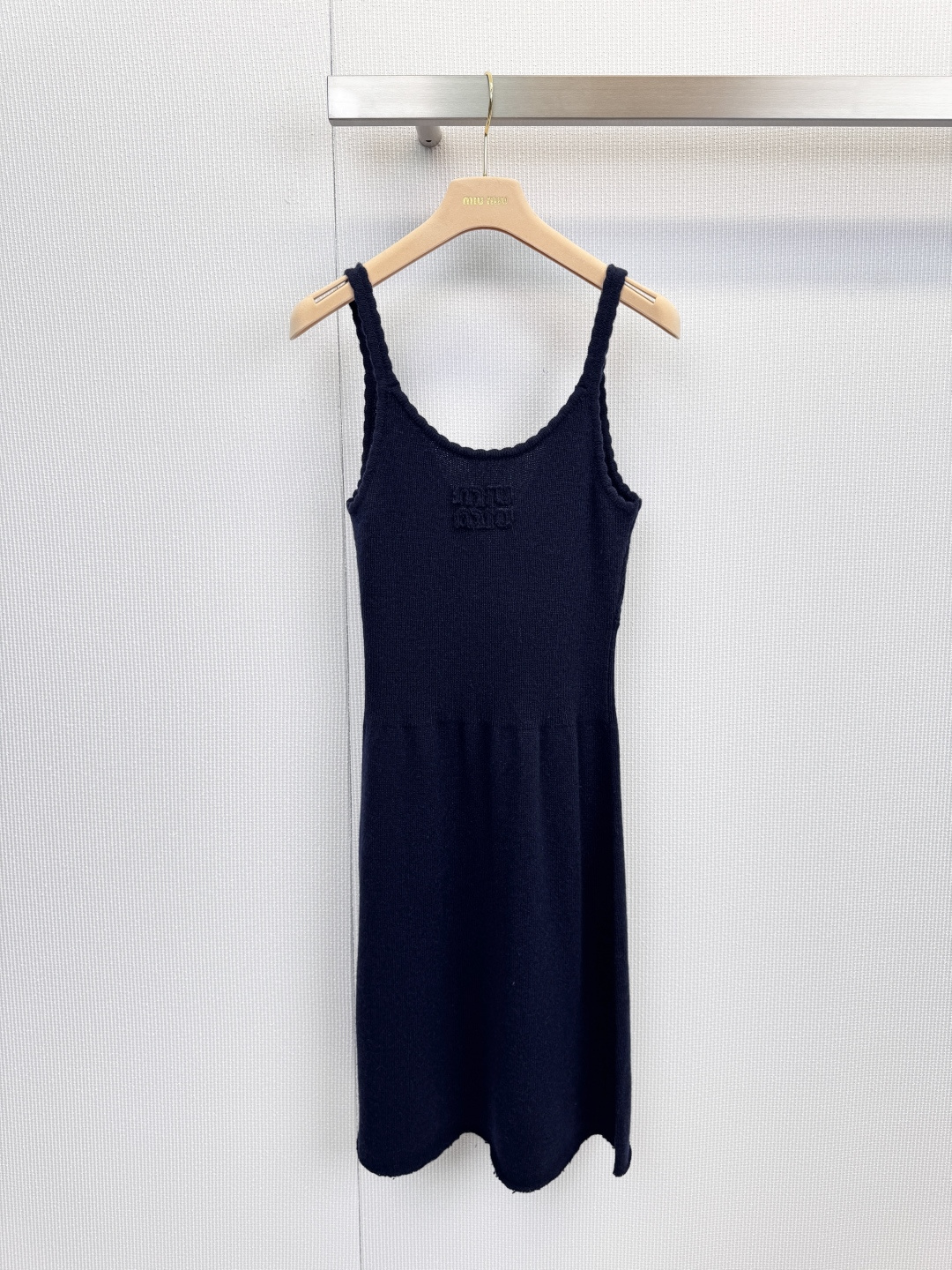 NO:628914,MiuMiu knitted suspender dress is simple and exquisite, interpreting the true nature of elegance. This knitted dress uses a simple design language to outline the elegant silhouette of women. The dress adopts classic spaghetti straps and U-shaped neckline design, which perfectly shows the clavicle line.  It adds a touch of femininity. The brand's iconic three-dimensional letter logo is embellished on the chest, highlighting the extraordinary taste in the details. The skirt is slim-fitting and gradually spreads out from the waist downwards, forming a natural A-line skirt, giving you a flexible posture when walking. We present you two calm and elegant styles.  High-end tones, deep dark green, retro and mysterious, classic dark blue, calm and noble. This product selects virgin wool fabric to ensure the purity and high quality of the material. This fabric not only feels soft and delicate, comfortable to wear and skin-friendly, but also has a good drape feeling.  And warmth retention, it perfectly balances fashion and practicality. Whether paired with a coat for daily commuting occasions, or worn alone as a dress to embellish special moments, this dress can become an indispensable classic item in your wardrobe, showing Miu's unique sophistication and personality.  Code numberSML,,miumiu,skirts,alexander wang19860909MiuMiu针织吊带连衣裙,简约精致,诠释优雅本色,这款针织连衣裙以简约的设计语言,勾勒出女性优雅的轮廓,连衣裙采用经典的细肩带与U型领口设计,恰到好处地展现锁骨线条,平添一丝柔美气息.胸前点缀品牌标志性的立体字母标识,于细节处彰显不凡品味,裙身采用修身剪裁,自腰部向下逐渐散开,形成自然的A字裙摆,行走间灵动生姿.我们为您呈现两种沉稳而高级的色调,深邃的墨绿,复古而神秘,经典的深蓝,沉稳而高贵,本品精选初剪羊毛面料,确保材质的纯粹与高品质,这种面料不仅触感柔软细腻,穿着舒适亲肤,同时也具备良好的垂坠感和保暖性,完美平衡了时尚与实穿性,无论是搭配大衣出席日常通勤场合,还是作为单穿礼服点缀特别时光,这款连衣裙都能成为您衣橱中不可或缺的经典单品,展现Miu独有的精致与个性. 码数SML,,miumiu,skirts,alexander wang,Women's clothing