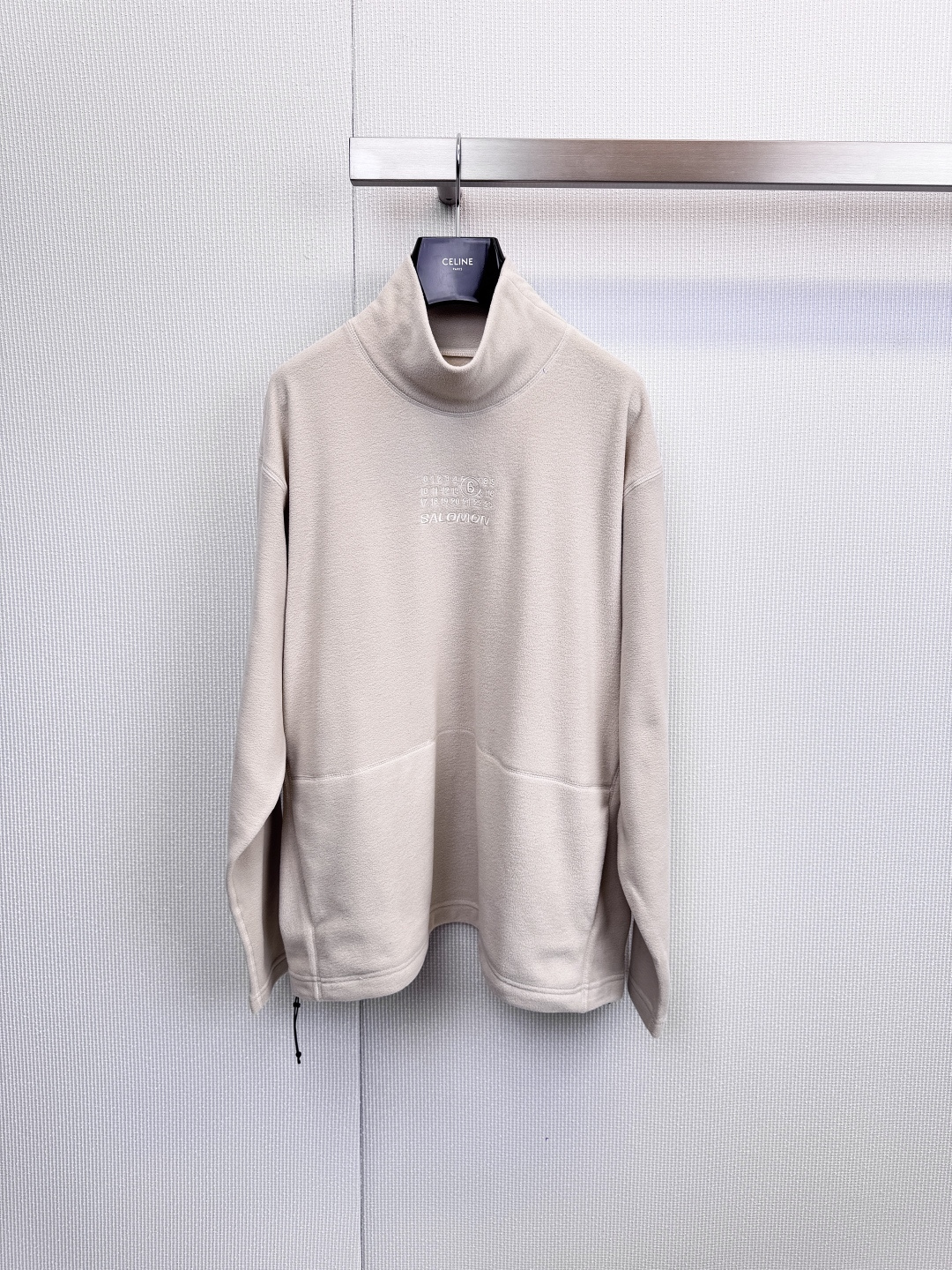 NO:628946,MM6 x Salomon joint stand-up collar sweatshirt MM6 Maison Margiela and Salomon joint stand-up collar sweatshirt is made of pure cotton terry cloth, soft and comfortable, and super friendly for daily wear! The stand-up collar + loose version can be easily controlled by both men and women, full of sportiness without losing the sense of luxury. The three-dimensional embroidered logo on the chest has exquisite details and high recognition. It has two large pockets and is practical. It is suitable for leisure or sports in autumn and winter. It has both fashion and function, and is a must-have for fashionistas.  Size SML,,masion margiela,hoodie,sweatshirts,alexander wang19860909MM6 x Salomon 联名立领卫衣 MM6 Maison Margiela和Salomon联名立领卫衣,采用纯棉毛圈布,柔软舒适,日常穿着超友好!立领+宽松版型,男女都能轻松驾驭,运动感满满又不失高级感计.胸前立体刺绣Logo,细节精致,辨识度超高,两个大口袋,实用性加分,秋冬休闲或运动都很适合,时尚与功能兼备,潮人必备. 码数SML,,masion margiela,hoodie,sweatshirts,alexander wang,Women's clothing