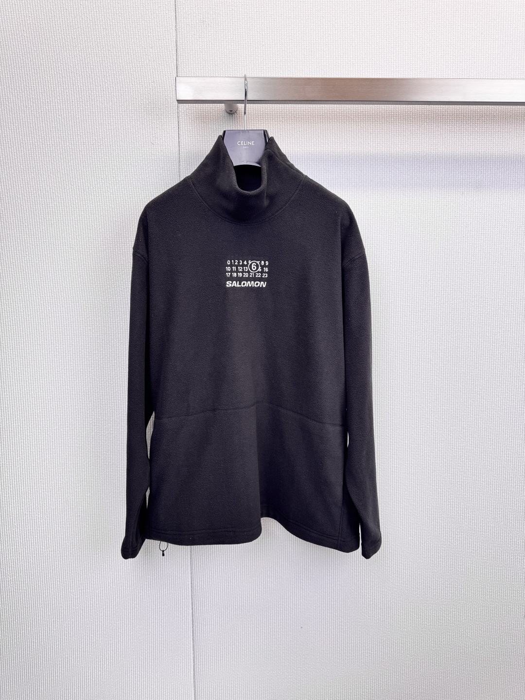 NO:628931,MM6 x Salomon joint stand-up collar sweatshirt MM6 Maison Margiela and Salomon joint stand-up collar sweatshirt is made of pure cotton terry cloth, soft and comfortable, and super friendly for daily wear! The stand-up collar + loose version can be easily controlled by both men and women, full of sportiness without losing the sense of luxury. The three-dimensional embroidered logo on the chest has exquisite details and high recognition. It has two large pockets and is practical. It is suitable for leisure or sports in autumn and winter. It has both fashion and function, and is a must-have for fashionistas.  Size SML,,masion margiela,hoodie,sweatshirts,alexander wang19860909MM6 x Salomon 联名立领卫衣 MM6 Maison Margiela和Salomon联名立领卫衣,采用纯棉毛圈布,柔软舒适,日常穿着超友好!立领+宽松版型,男女都能轻松驾驭,运动感满满又不失高级感计.胸前立体刺绣Logo,细节精致,辨识度超高,两个大口袋,实用性加分,秋冬休闲或运动都很适合,时尚与功能兼备,潮人必备. 码数SML,,masion margiela,hoodie,sweatshirts,alexander wang,Women's clothing