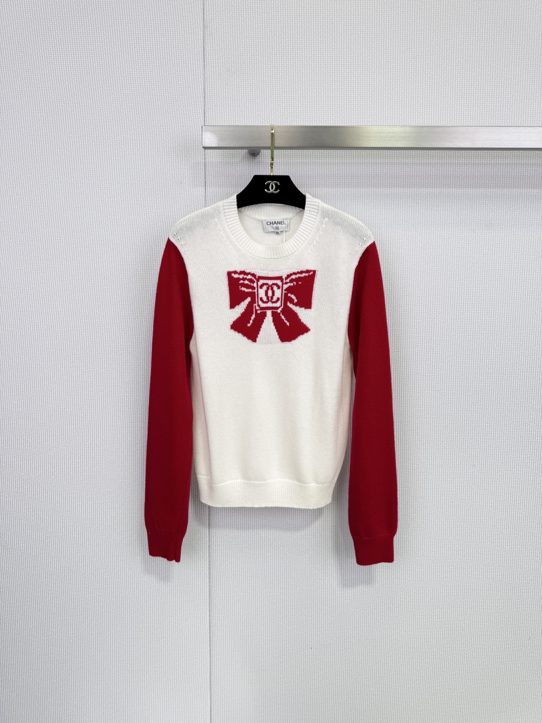 NO:628855,Chanel Double C Bow Sweater Chanel's sweater is made of off-white + red contrasting colors, retro and eye-catching! The three-dimensional red bow on the chest is very recognizable, with the classic Double C logo in the center. It has perfect details, soft knitted fabric, and is comfortable to wear. It is elegant and casual whether worn with jeans or a skirt. It is very suitable for autumn and winter. The red and white color combination is super classic. The soft and waxy wool and cashmere material is very skin-friendly. The bow on the chest is a girl's heart sniper!  Whether it is a date or afternoon tea, it is an excellent choice. Code number SML,,chanel,chanel,skirts,jeans,sweaters,alexander wang19860909Chanel香奈儿双C蝴蝶结毛衣 香奈儿这款毛衣采用米白+正红撞色,复古又吸睛!胸前立体红色蝴蝶结超有辨识度,中央是经典双C logo,细节满分,柔软针织面料,穿着舒适,无论搭牛仔裤还是半裙都很优雅休闲,秋冬穿超合适,红白配色超经典,软糯的羊毛羊绒材质亲肤感满分,胸前的蝴蝶结简直是少女心狙击手！无论是约会还是下午茶,都是绝佳选择.码数SML,,chanel,chanel,skirts,jeans,sweaters,alexander wang,Women's clothing