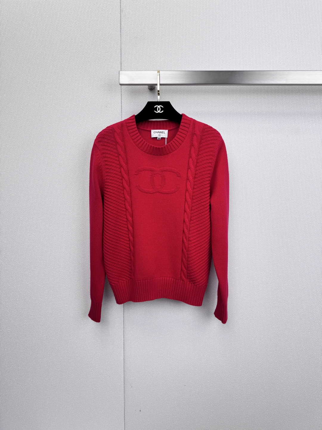 NO:628845,CHANEL's classic red knitted sweater ignites winter wear with a fiery red. This knitted sweater perfectly combines the brand's iconic elegance with the warm atmosphere of the festival. It is an indispensable classic investment in the wardrobe. The full embossed double C logo is embellished on the chest, highlighting casual low-key luxury. The classic twist cable knitting on both sides gives the fabric three-dimensional texture and retro charm. Selected 70 wool and 30  Cashmere blended fabric combines the stiffness of wool with the ultimate softness of cashmere, bringing a warm and skin-friendly wrapping experience. The ribbed knitted collar, cuffs and hem have a neatly gathered silhouette, making it more slim and slim. Whether it is elegant with a skirt or casual with jeans, it can easily become the focus of the eye.,,chanel,skirts,jeans,sweaters,alexander  wang19860909CHANEL经典红色针织毛衣,以一袭炽烈正红,点燃冬日穿搭,这款针织毛衣,将品牌标志性的优雅与节日的热烈氛围完美融合,是衣橱中不可或缺的经典投资,饱满的浮雕感双C标志点缀于胸前,彰显不经意的低调奢华,两侧经典麻花绞花编织,赋予织物立体纹理与复古韵味,精选70羊毛与30羊绒混纺面料,兼顾羊毛的挺括与羊绒的极致软糯,带来温暖亲肤的包裹体验,罗纹针织的领口、袖口及下摆,利落收束廓形,更显修身得体,无论是搭配半裙的优雅,还是与牛仔裤的随性,皆能轻松成为视觉焦点.,,chanel,skirts,jeans,sweaters,alexander wang,Women's clothing