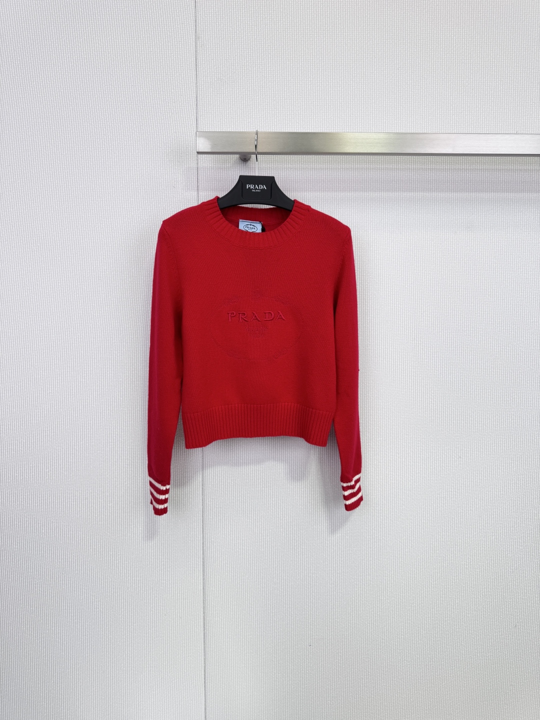 NO:628834,Prada red crew neck sweater, with Prada's iconic embossed logo on the chest, simple and elegant, directly showing the brand identity, classic design and fashionable details, the eye-catching red tone is very eye-catching and full of vitality, the classic slim round neck style is neat and decent, the white stripe decoration at the cuffs adds a touch of fashion ingenuity to the overall design, avoiding the monotony of solid colors, the sweater is made of carefully matched fabrics, 45 wool provides good warmth and natural texture, 35  Acrylic fiber enhances the durability and wrinkle resistance of the clothing, keeping the fit crisp. 20% nylon improves the elasticity and wear resistance of the sweater, making it more durable. This blended material ensures comfort and warmth while also taking into account practicality and shape retention. This red sweater combines the brand's unique simplicity and sophistication with eye-catching colors. Whether it is used as a highlight of daily wear or used to create a fashionable look, it is an excellent item.  Code numberSML,,prada,sweaters,alexander wang19860909Prada红色圆领毛衣,毛衣胸前饰有Prada标志性的浮雕徽标,简约大气,直接彰显品牌身份,经典设计与时尚细节,醒目的正红色调非常吸睛,充满活力,经典的修身圆领版型利落得体,袖口处的白色条纹装饰为整体设计增添了一抹时尚巧思,避免了纯色的单调,毛衣采用精心配比的面料制成, 45 羊毛提供良好的保暖性和天然质感,35 腈纶增强衣物的耐用性和抗皱性,保持版型挺括,20 尼龙提升毛衣的弹力和耐磨性,使其更耐穿,这种混纺材质在确保舒适温暖的同时,也兼顾了实穿性与保形度,这款红色毛衣将品牌独有的简约精致与醒目的色彩相结合,无论是作为日常穿搭的亮点,还是用于打造时尚造型,都是一件非常出色的单品. 码数SML,,prada,sweaters,alexander wang,Women's clothing