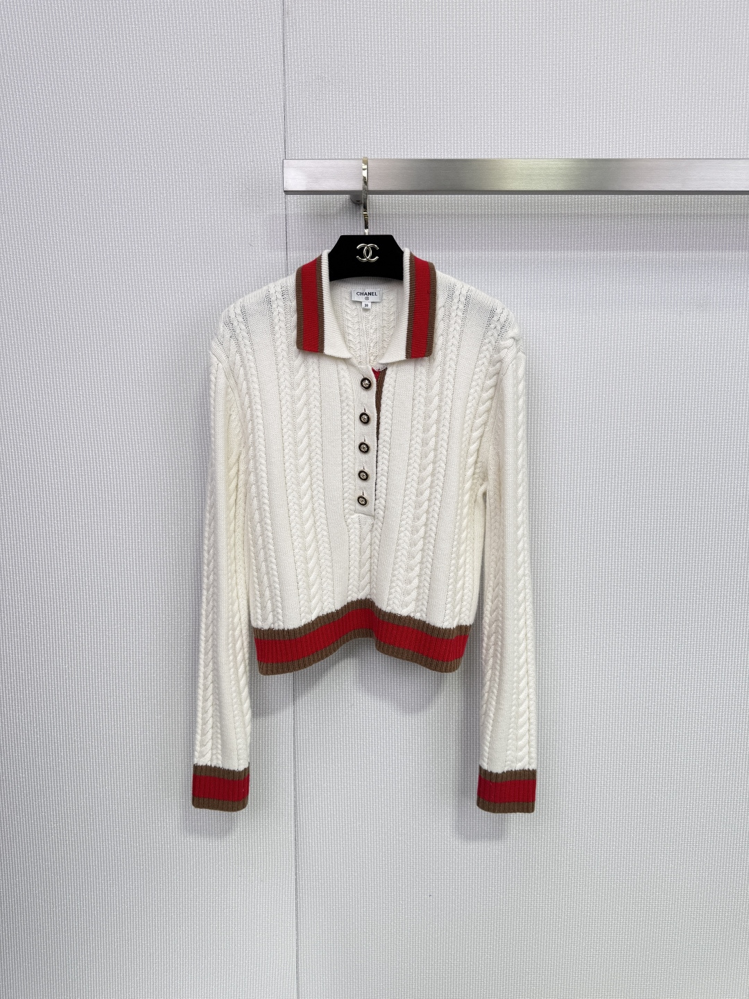 NO:648989,Chanel white twist knitted suit, an elegant interpretation of rare cashmere, you will fall in love at first sight, classic and timeless. This Chanel white knitted suit, with its simple and pure silhouette and exquisite craftsmanship, perfectly interprets the brand's timeless fashion charm. It feels as delicate and soft as clouds, giving the skin the ultimate luxurious wearing experience.  It is extremely light but has excellent warmth retention, highlighting the essence of low-key luxury. The overall use of thick-needle twist weaving texture is full of three-dimensionality, retro and elegant. The retro Polo lapel of the top, the exquisite five buttons, and the patch pocket design on both sides of the skirt all continue Chanel's iconic academic style and elegant style, and the iconic double C  The logo metal buckle is embellished on the side pockets of the skirt, quietly revealing the brand identity in the details. The red-brown webbing trim on the collar, cuffs and skirt not only creates a clever contrast with the white body, but also enriches the overall visual level and becomes the finishing touch. The top is a neat short version, and the bottom is a high-waisted A-line skirt, which can easily optimize the body proportions. The suit can be worn in combination to show a sense of integrity and luxury; it can also be separated into separate items to create a variety of styles. Size SML  on,,chanel,chanel,skirts,alexander wang19860909Chanel香奈儿白色麻花针织套装,珍稀羊绒的优雅诠释,一眼倾心,经典永恒,这款香奈儿白色针织套装,以简约纯粹的廓形与精湛工艺,完美演绎了品牌历久弥新的时尚魅力,触感细腻柔软如云,赋予肌肤极致奢宠的穿着体验,轻盈无比却拥有卓越的保暖性,彰显低调的奢华本质,整体运用粗针麻花编织纹理,立体感十足,复古又雅致.上衣的复古Polo翻领、精致的五颗纽扣,与短裙两侧的贴袋设计,均延续了香奈儿标志性的学院风与优雅格调,标志性双C logo金属扣点缀于裙侧口袋,于细节处悄然流露品牌身份.领口、袖口及裙摆处的红棕色织带镶边,不仅与白色主体形成巧妙撞色,更丰富了整体的视觉层次,成为画龙点睛之笔,上衣为利落短款版型,下装是高腰A字短裙,轻松优化身材比例,套装组合穿着,尽显整体感与高级感；亦可拆分为单品,搭配出多样风格. 码数SML 上,,chanel,chanel,skirts,alexander wang,Women's clothing